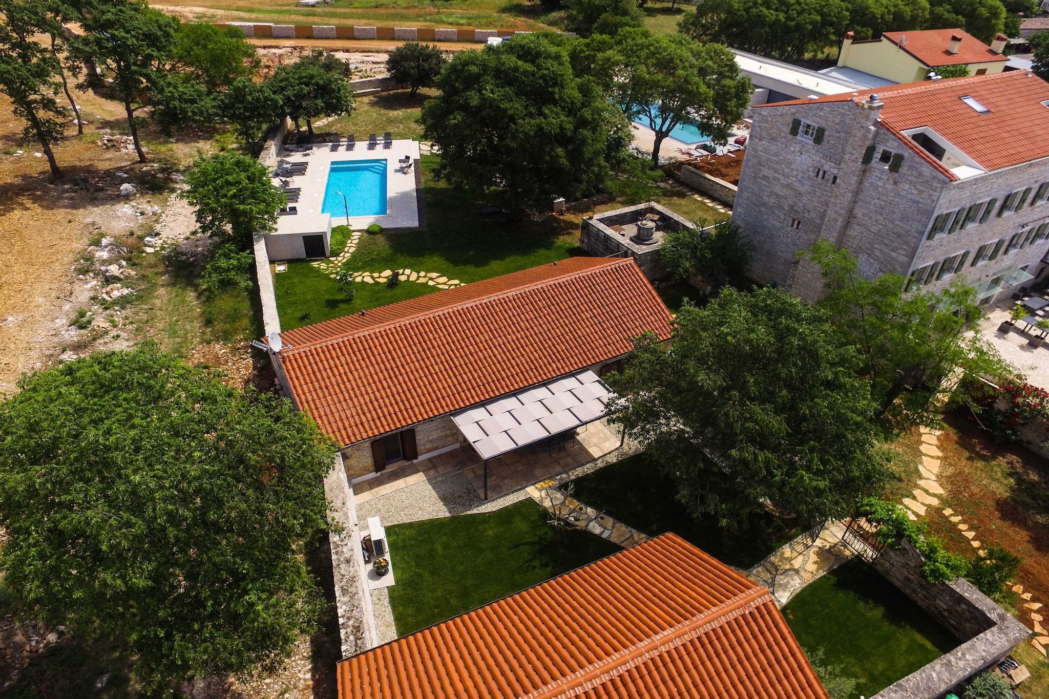 The Poolside Stone House in Bale-Aussicht