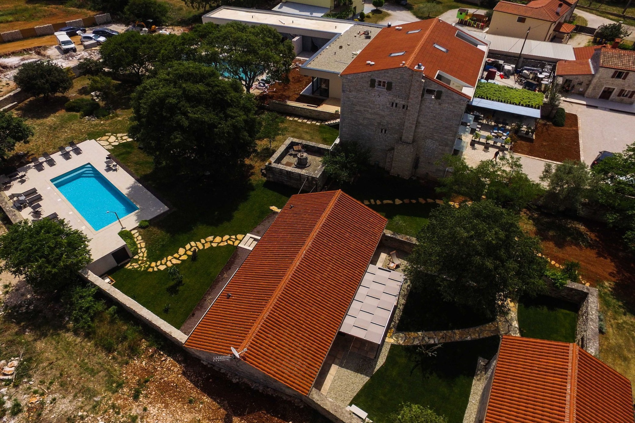 The Poolside Stone House in Bale-Aussicht