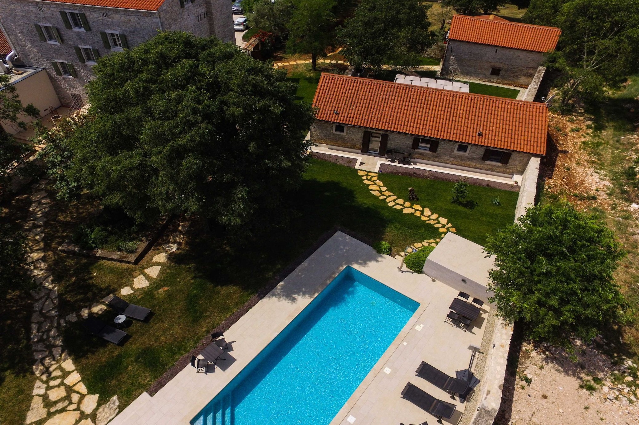 The Poolside Stone House in Bale-Aussicht