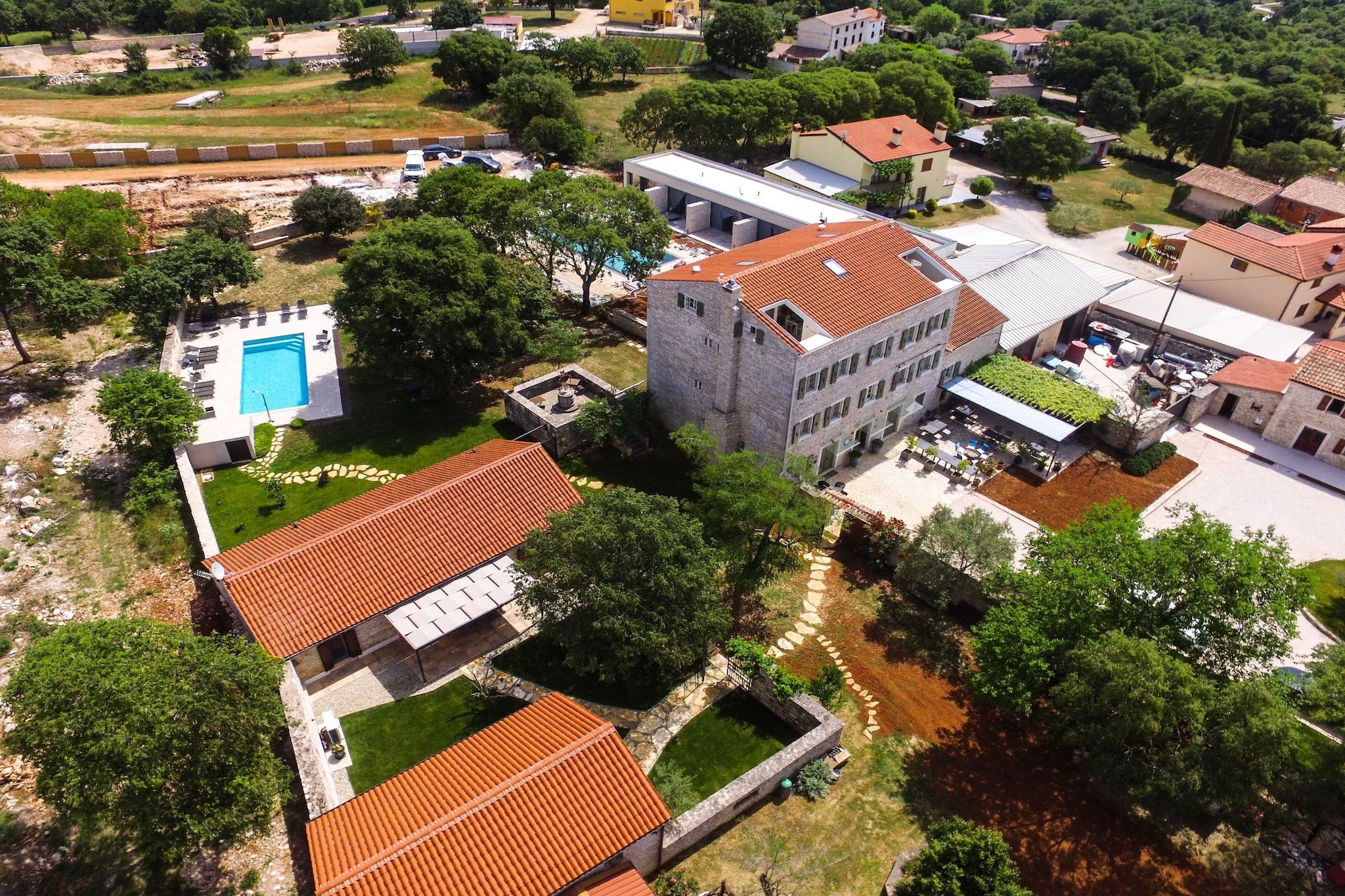 The Poolside Stone House in Bale-Aussicht