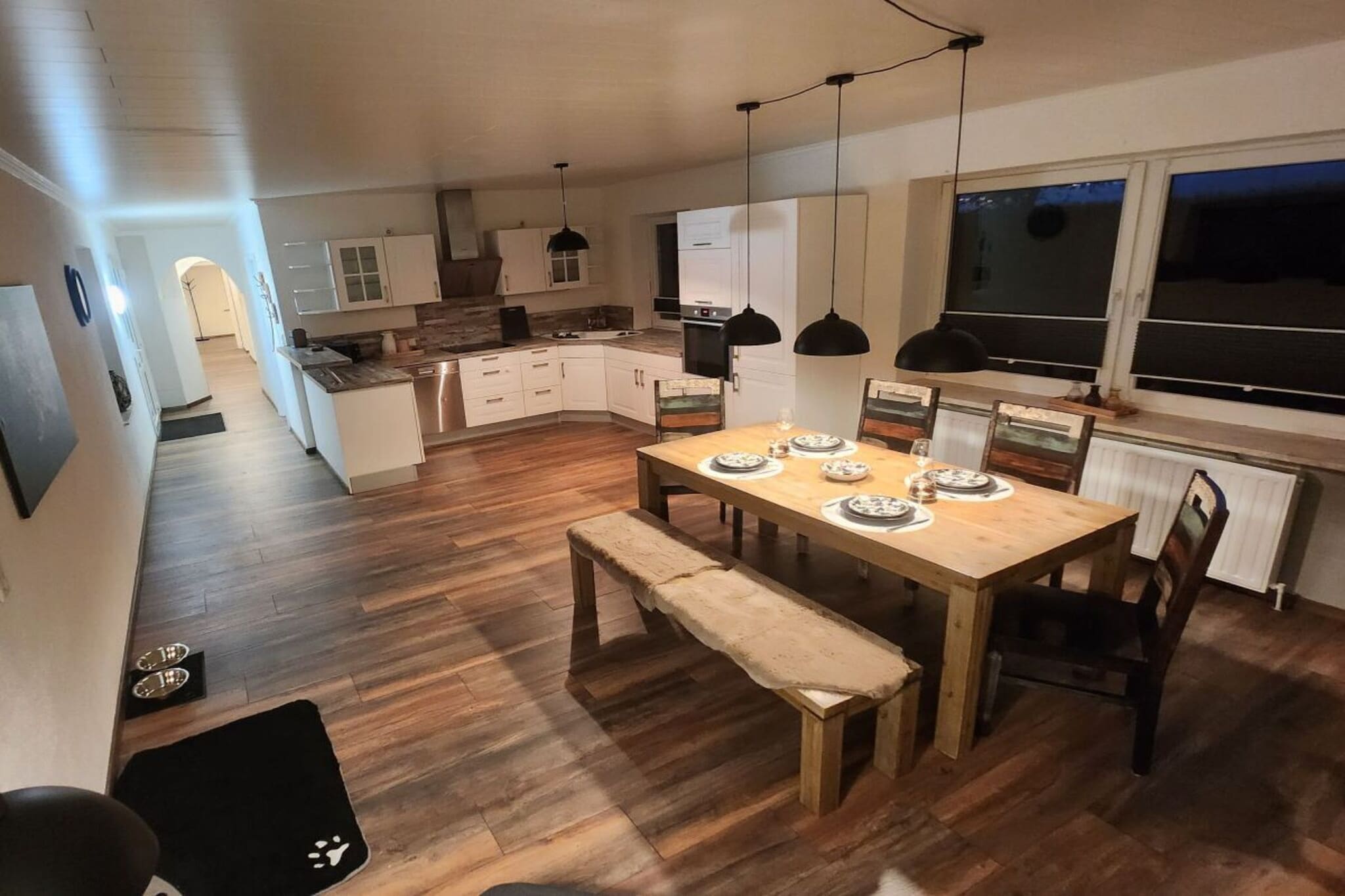 Living room with satellite TV, radio, sofa, and a fully equipped large kitchen-diner with a refrigerator, freezer, coffee maker, toaster, kettle, microwave, and blender.
The first bedroom has a 2x2m double bed with two mattresses. The second bedroom has a bed with a 160x200m mattress, and the third bedroom has two single beds measuring 80x200m. The bathroom has a bathtub and a spacious shower. The living room leads directly to a large terrace with seating and a barbecue. From there, you also have access to the fenced lawn where children and dogs can run and play.
Free parking is available on site in the carport.