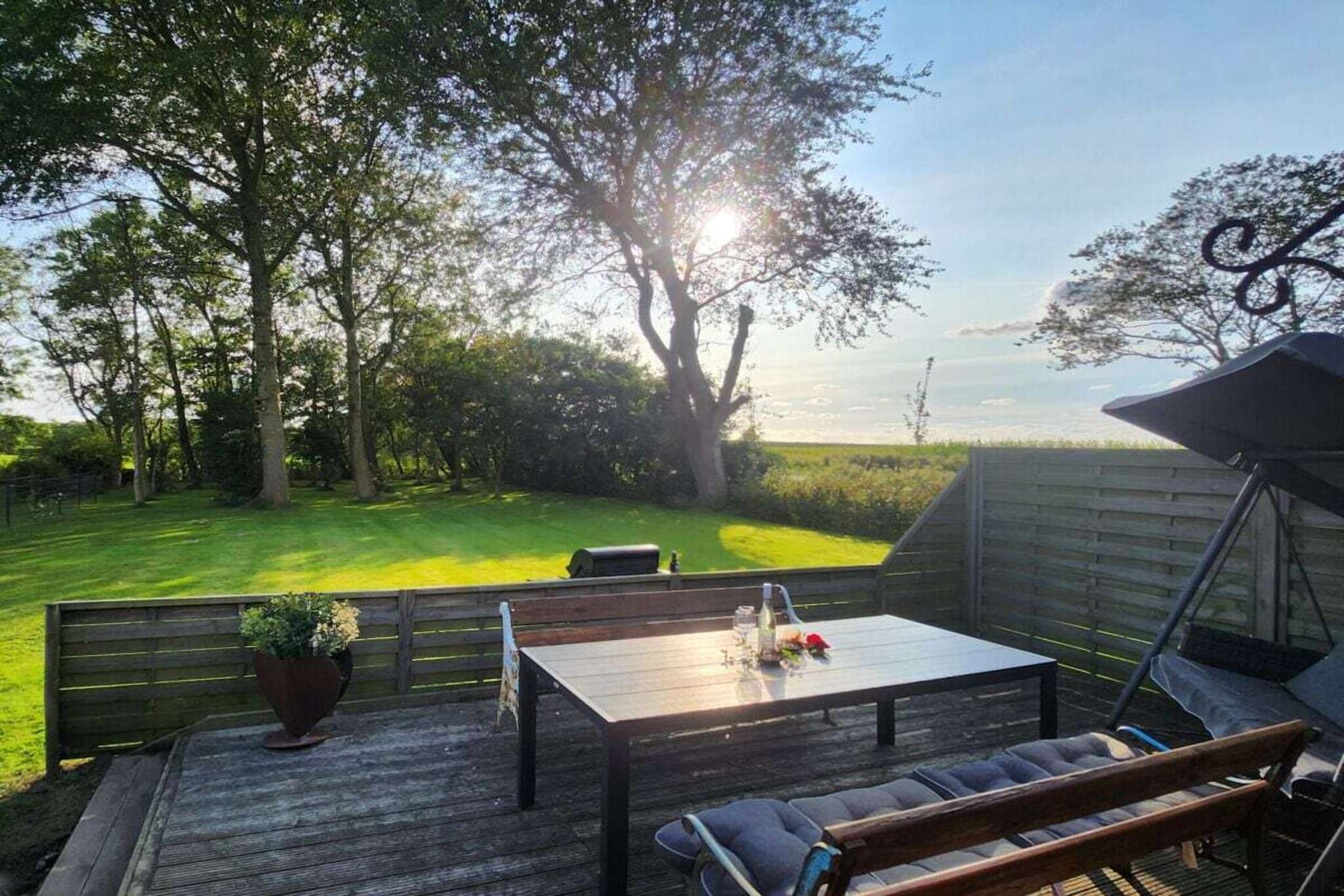 Ground floor: (hallway(Wardrobe Coatrack), Living room(Games, Sofa, library, single sofa bed, TV, high chair, toys, insect screens), Living/diningroom(Armchair, Mixer, Kitchenette, dining table, stove, radio, hob, electric kettle, toaster, cooker, coffee machine, oven, microwave, dishwasher, fridge, freezer, freezer, insect screens), bedroom(double bed), bedroom(double bed), bedroom(single bed, single bed), bathroom(Mirror, toilet, bath tub, shower, washbasin, hairdryer, insect screens))\n\nHot Water, Vacuum Cleaner, carport, Internet access, First Aid, heating, terrace(Sun Umbrella, Lawn, grill, garden furniture), garden(Sun Umbrella, Barbecue center, Lawn, grill, garden furniture), parking, drying cabinet