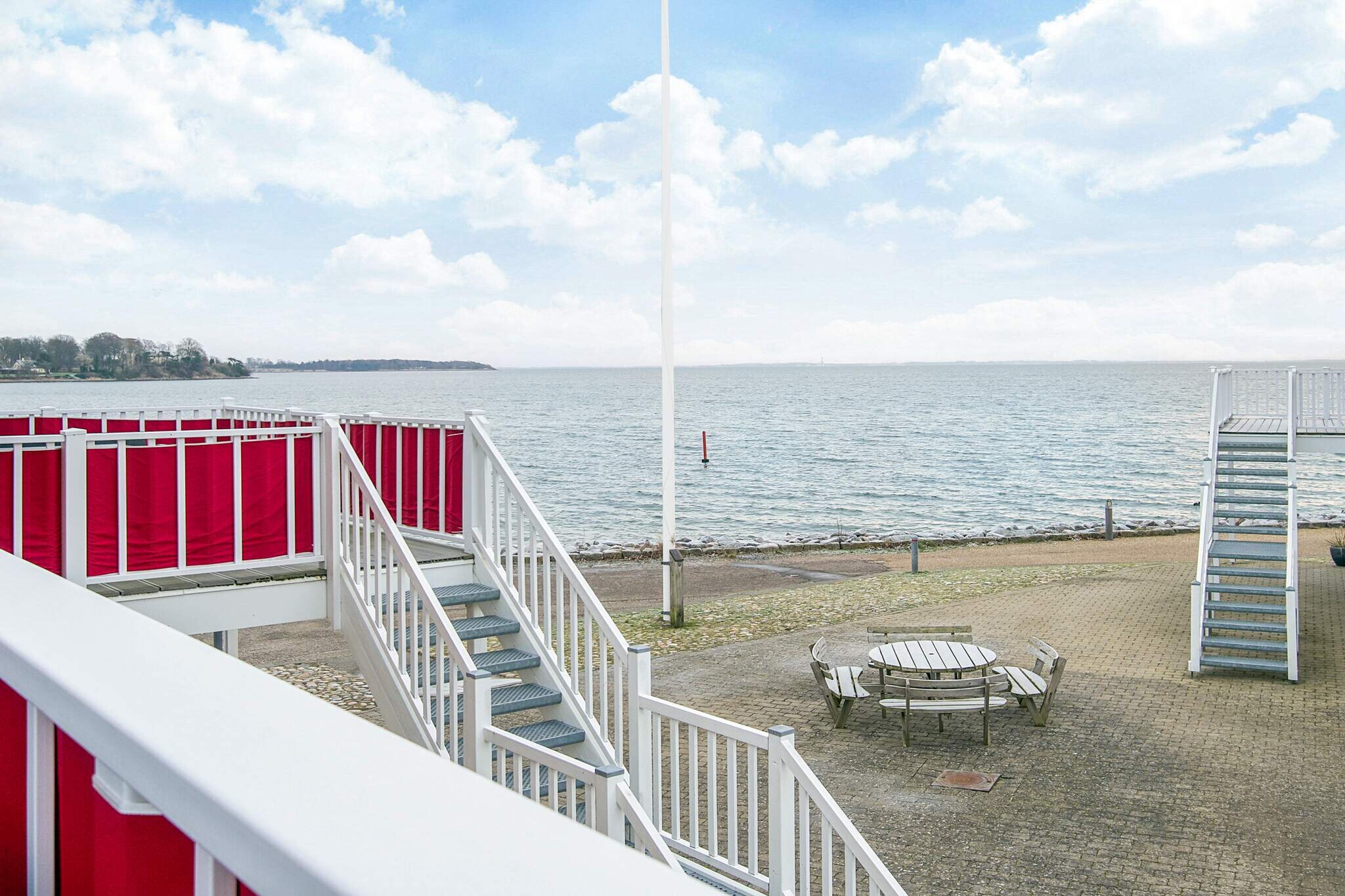 Internet Access DSL, Kitchen(cooker(electric), coffee machine, microwave, dishwasher, fridge-freezer), Living/bed room(TV, chromecast), bedroom(double bed), bedroom(double bed), bedroom(double bed), bathroom(Steam bath, washbasin, shower, toilet), bathroom(washbasin, shower, toilet), balcony, balcony, heating(central), garden furniture, garden furniture, deckchairs, deckchairs