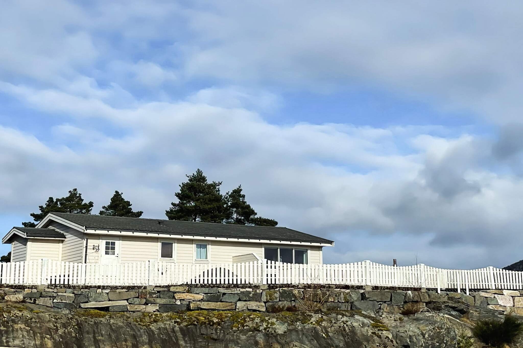 Pleasant holiday home by the Fensfjord close to the ocean. The house is nestled in a beautiful coastal landscape, surrounded by coves and islets. An eldorado for hobby anglers where you can fish all year round, rarely high waves. The holiday home is on one level, practical and well maintained. Living room with open kitchen, one large, tiled bathroom with shower and associated laundry room. 4 good bedrooms, one with a double bed, two with 2 single beds and one with a single bed which can be pulled out to a double bed. Heating with heat pump. Free of charge Internet via fiber. National TV and Apple TV for streaming Nordic, European and international TV channels. On the large terrace, there is a wood-fired hot tub, garden furniture, barbecue, and a panoramic view of the fjord. 50 m to the quay with the boats. In the boathouse, there is a 200 liter freezer and a built-in fish cleaning area with light and running water. Plenty of space for fishing equipment. A few km from the house there is a large sandy beach; you can also swim from the bathing steps on the jetty. The area offers several great hiking opportunities. You can fish for trout in Lake Slortem, 1.3 km away, and salmon in the river Frøysetelva 4.6 km away. The nearest service point is Hosteland with a grocery store, restaurant and petrol station. Every Saturday you can buy fresh crayfish and other seafood from a fishing boat; this can be arranged in advance if you want to secure a few kilos. If you want a city experience, Bergen is only a short hour’s drive away, known for Bryggen, Fløybanen, the fish market and lots of restaurants and shopping places. Boats for rent: Interf 59385 isher 20 FT 40 HP with GPS, chartplotter/sounder Hobby 555 18 FT 40 HP with GPS, chartplotter/sonar