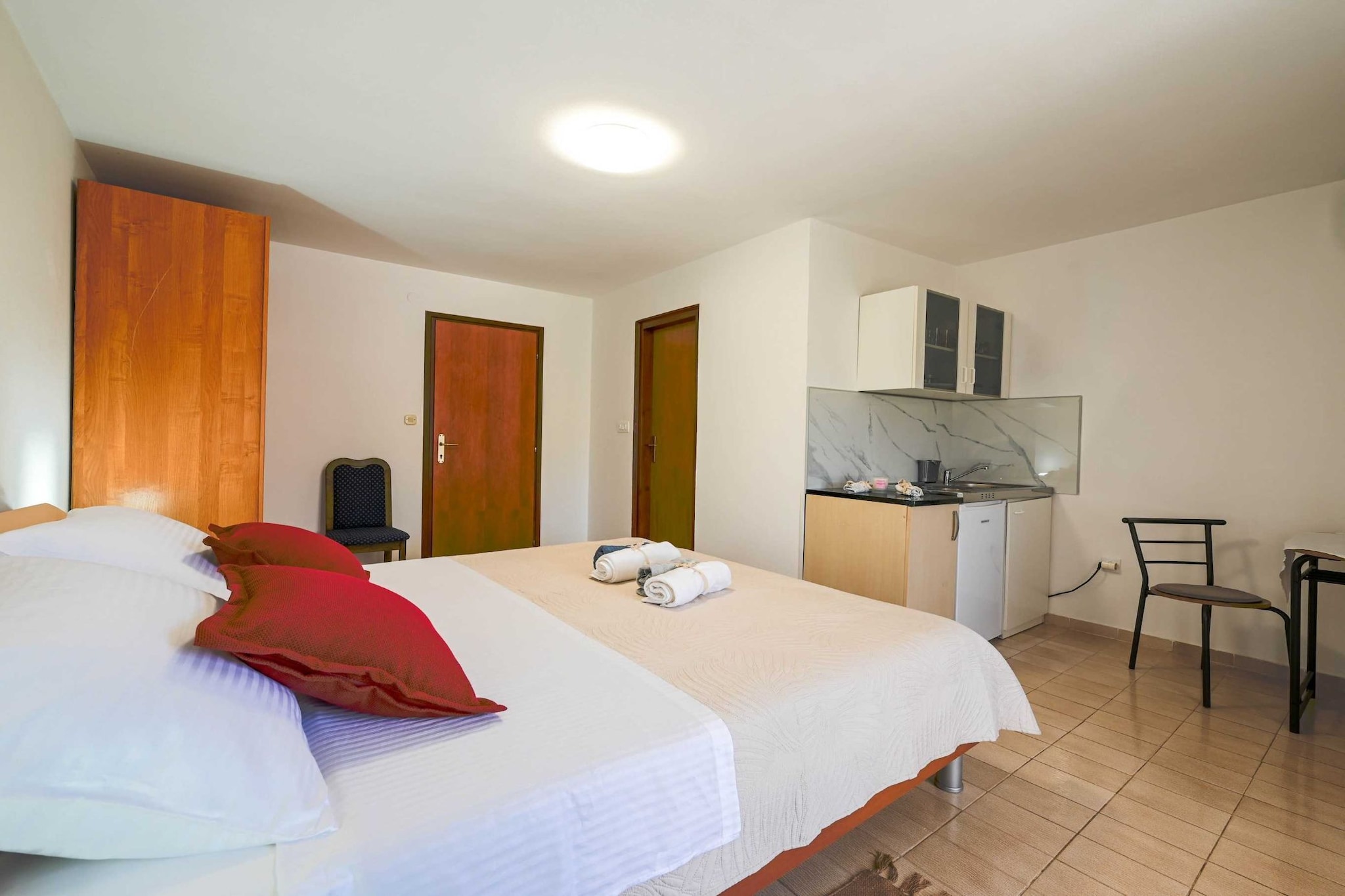 Calm and Stylish Rooms with Balcony - Studio Apartment with Balcony (owner Valsavie1)-Slaapkamer