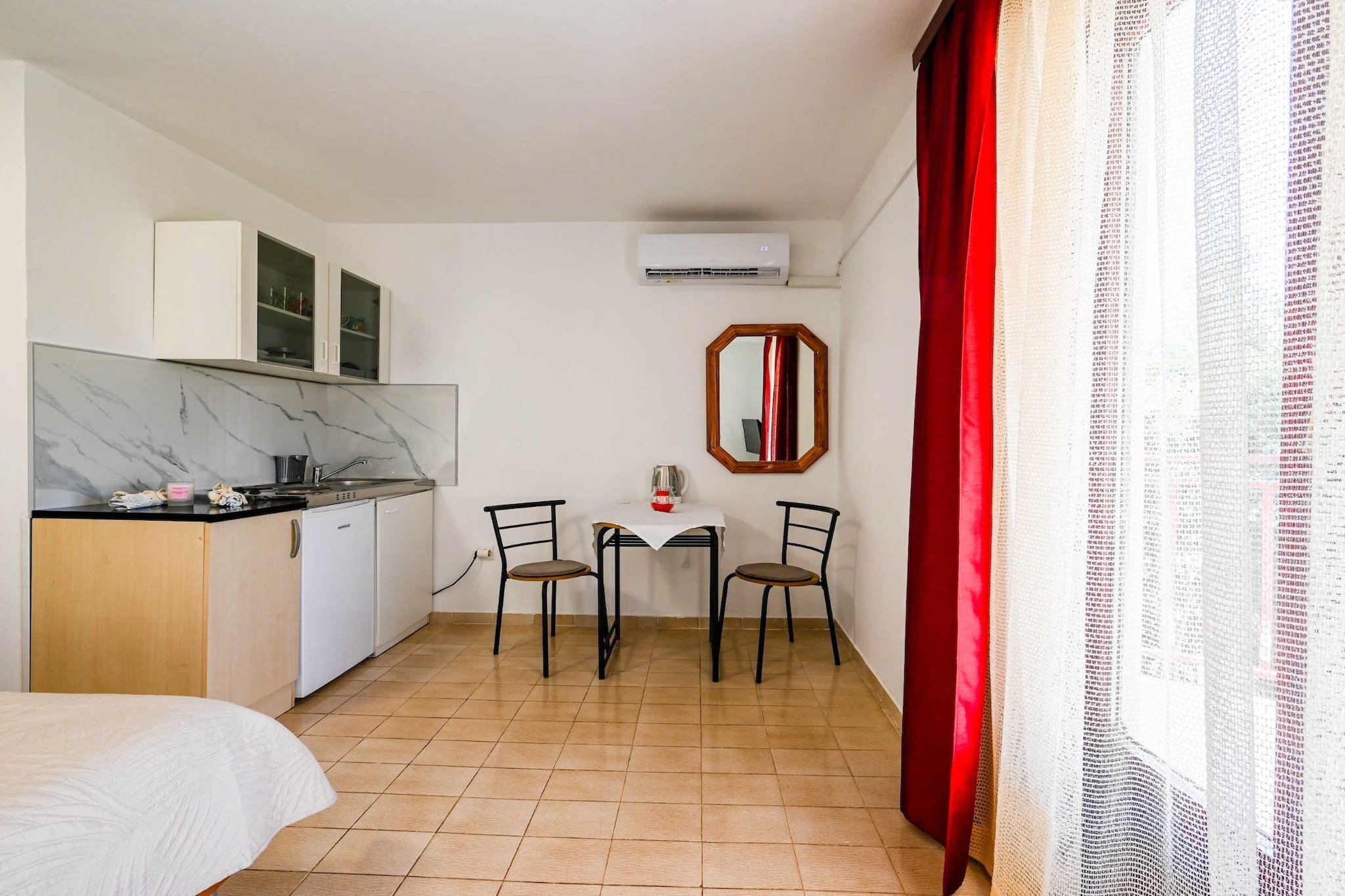 Calm and Stylish Rooms with Balcony - Studio Apartment with Balcony (owner Valsavie1)
