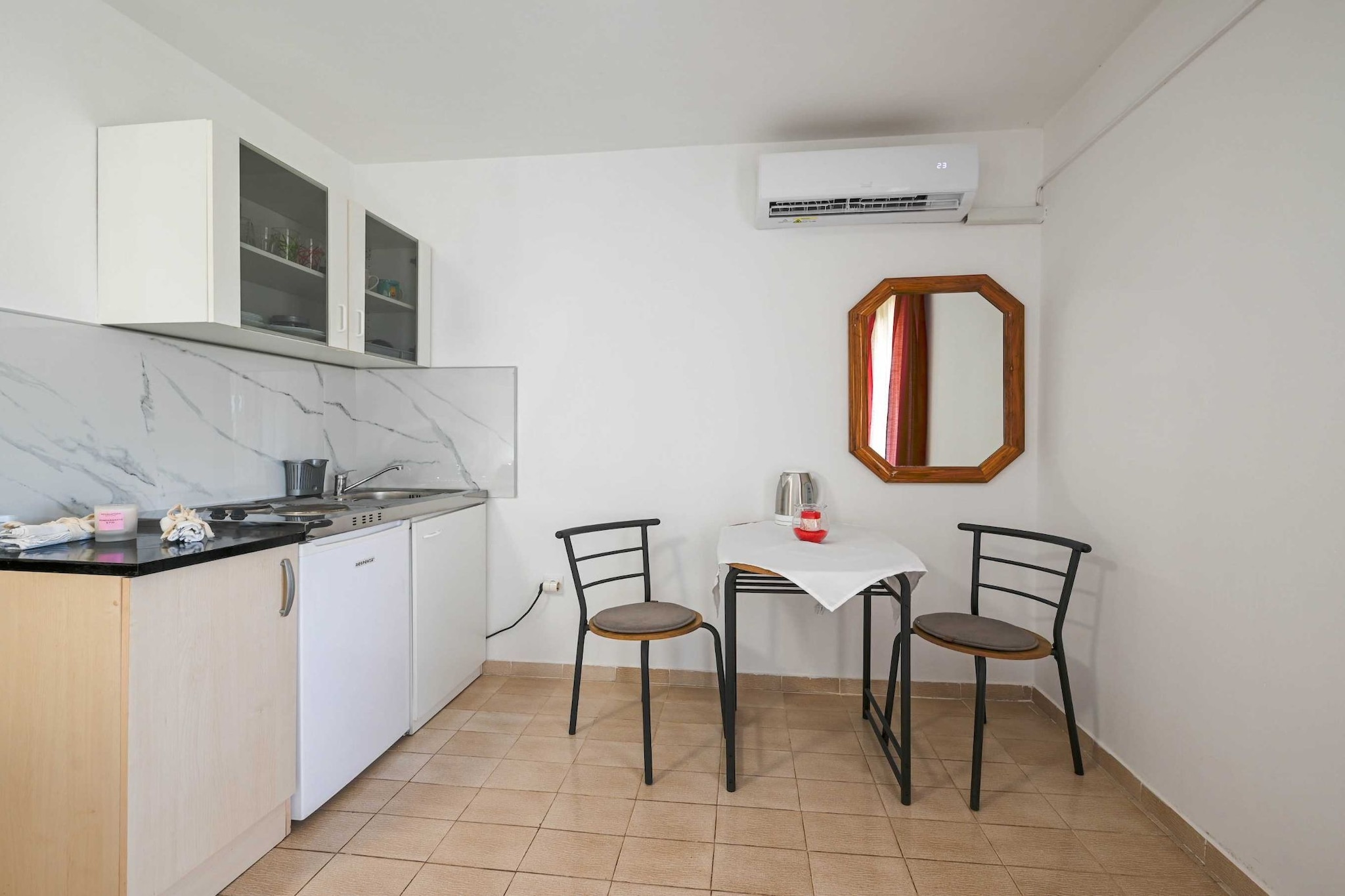 Calm and Stylish Rooms with Balcony - Studio Apartment with Balcony (owner Valsavie1)