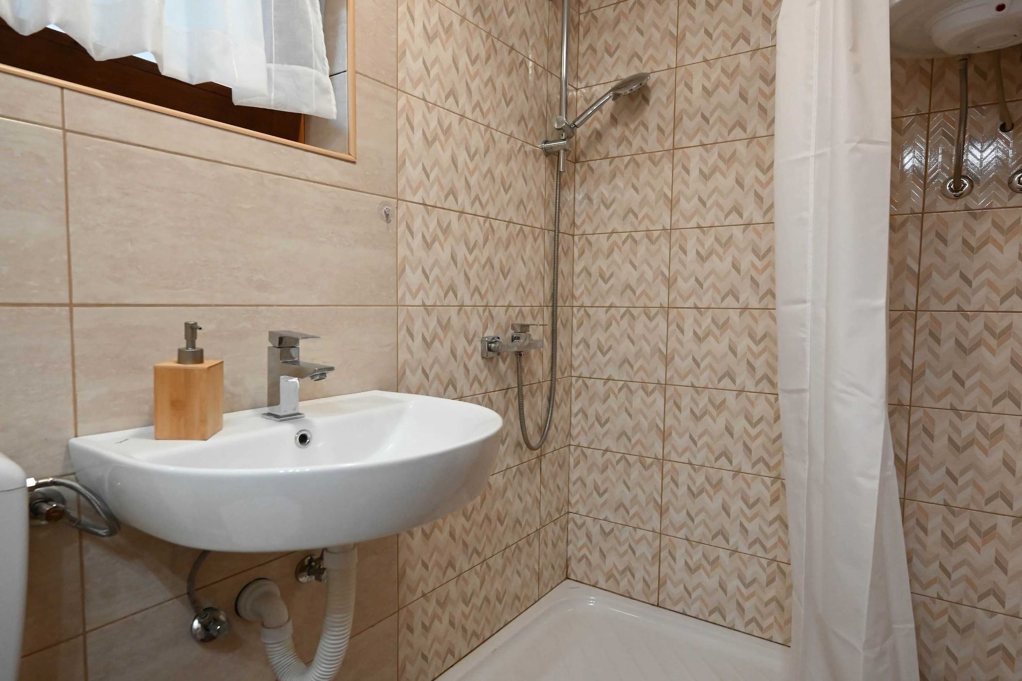 Calm and Stylish Rooms with Balcony - Studio Apartment with Balcony (owner Valsavie1)-Badkamer