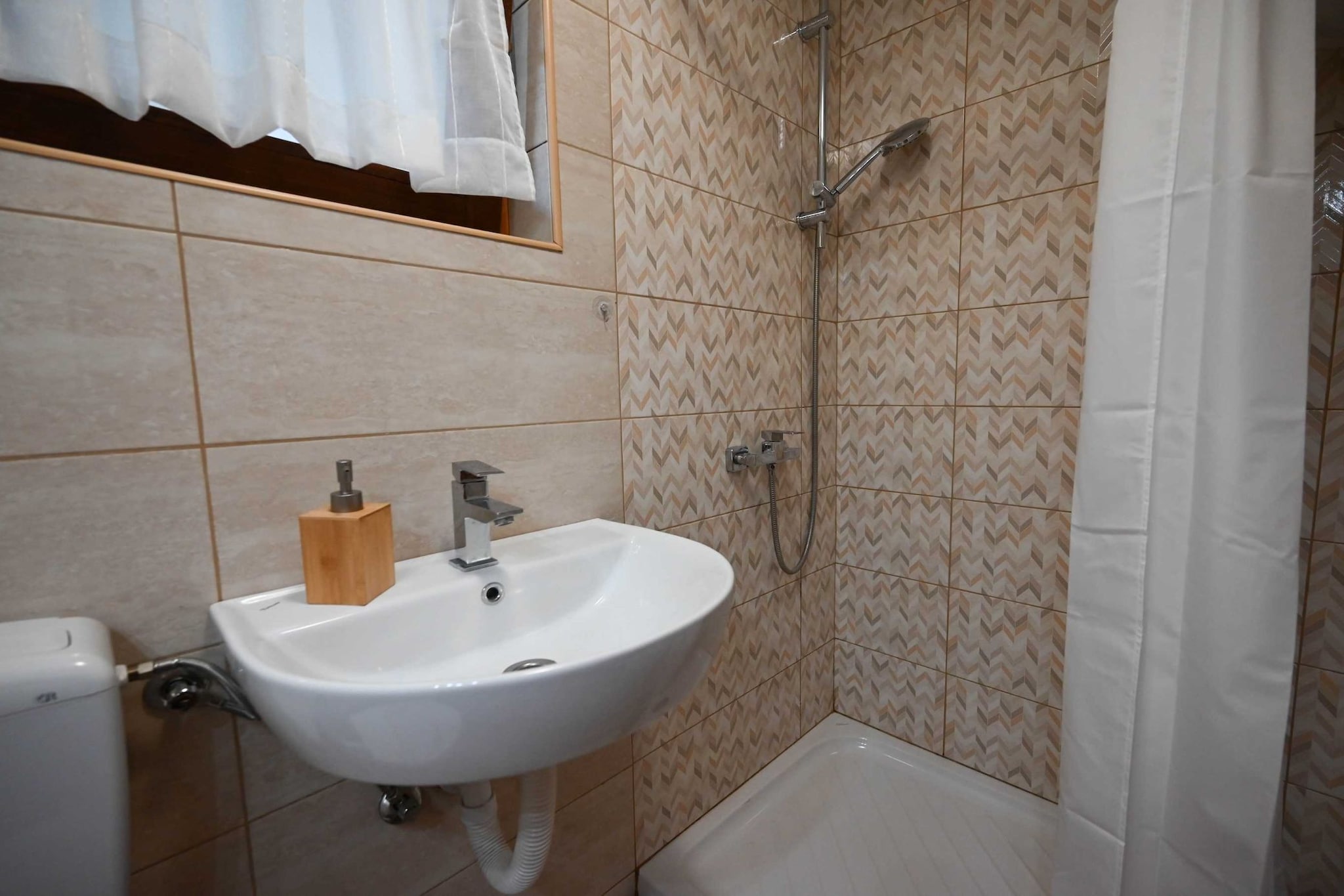 Calm and Stylish Rooms with Balcony - Studio Apartment with Balcony (owner Valsavie1)-Badkamer