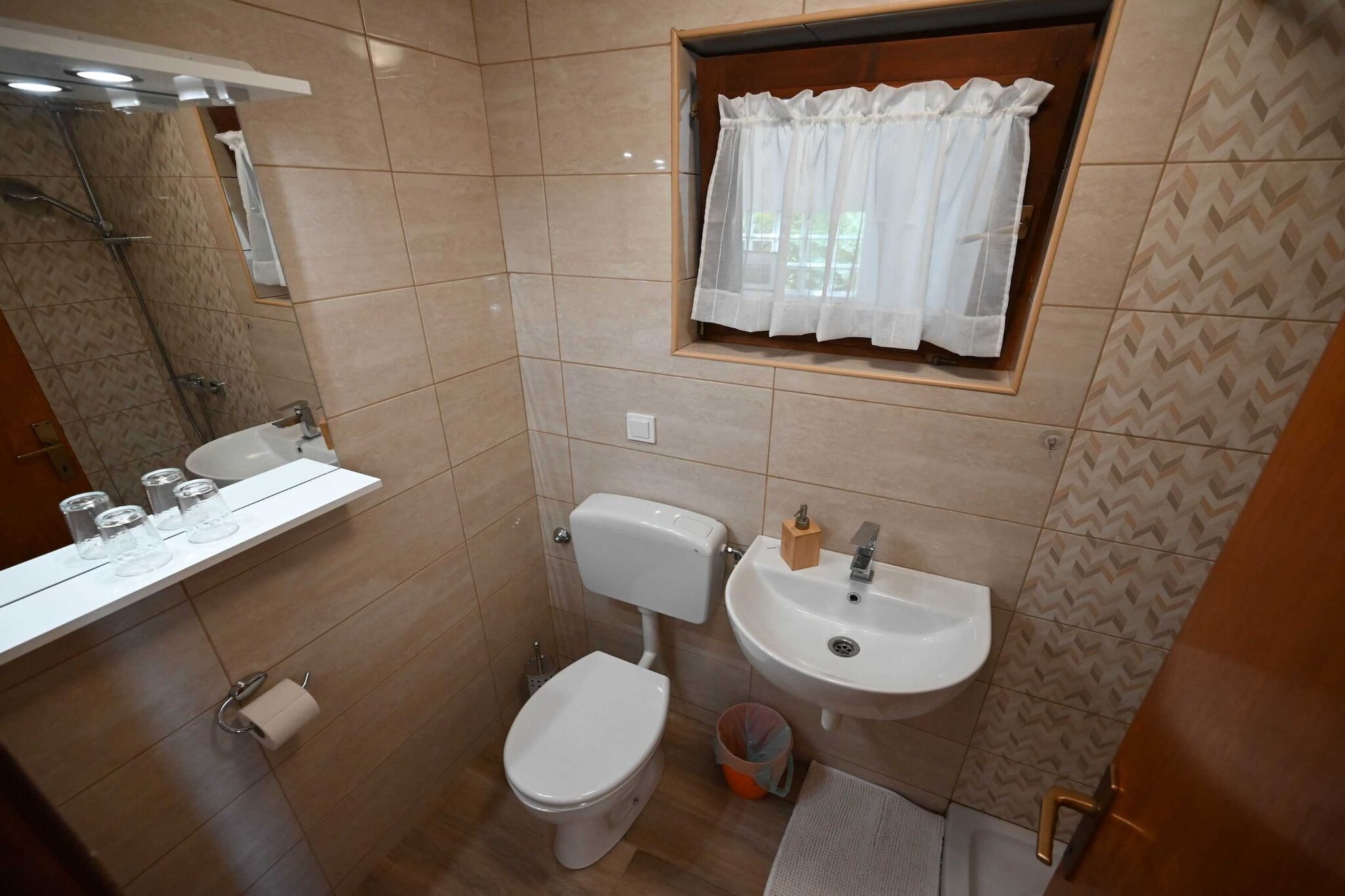 Calm and Stylish Rooms with Balcony - Studio Apartment with Balcony (owner Valsavie1)-Badkamer