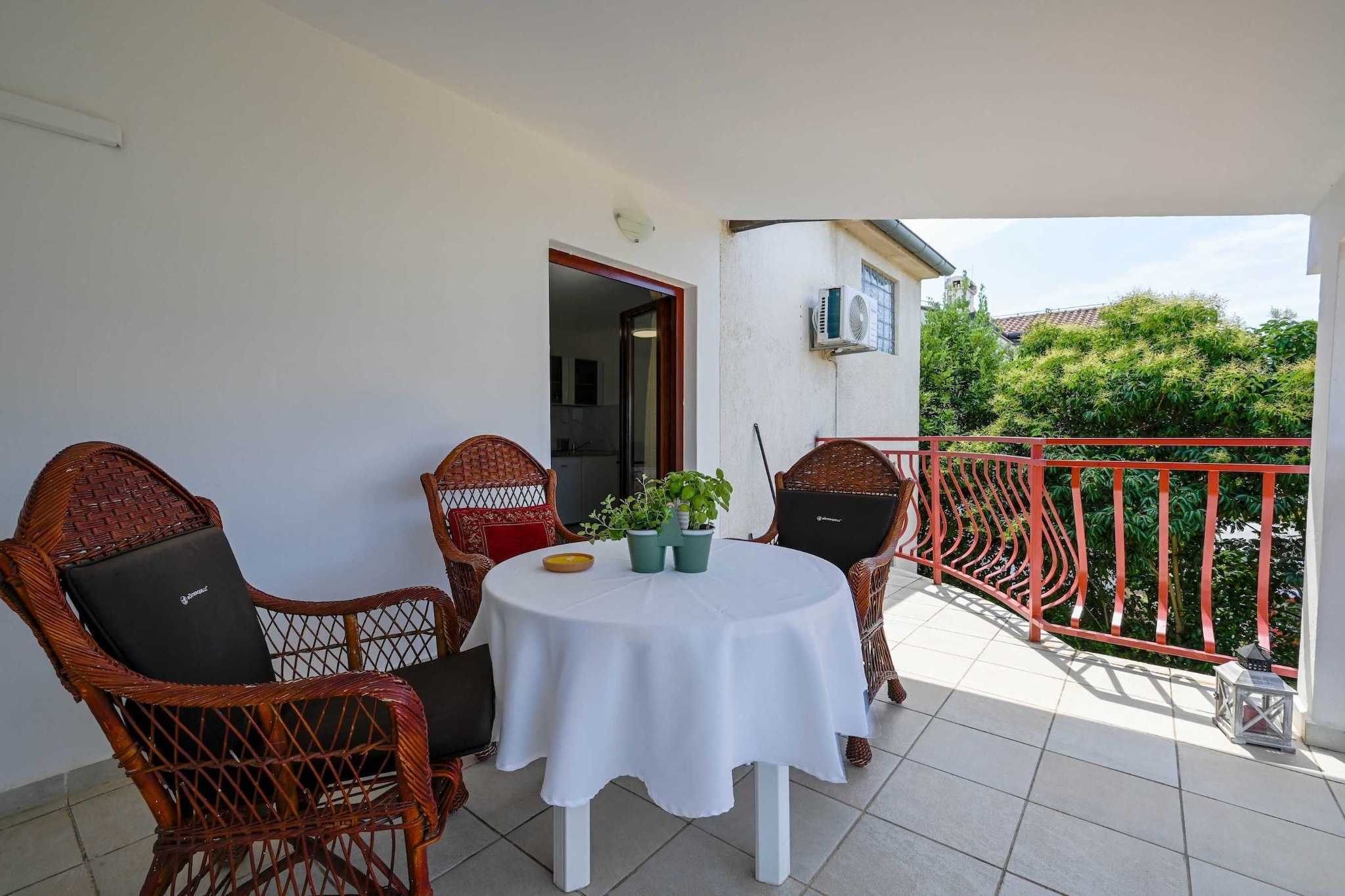 Calm and Stylish Rooms with Balcony - Studio Apartment with Balcony (owner Valsavie1)-Terrasbalkon