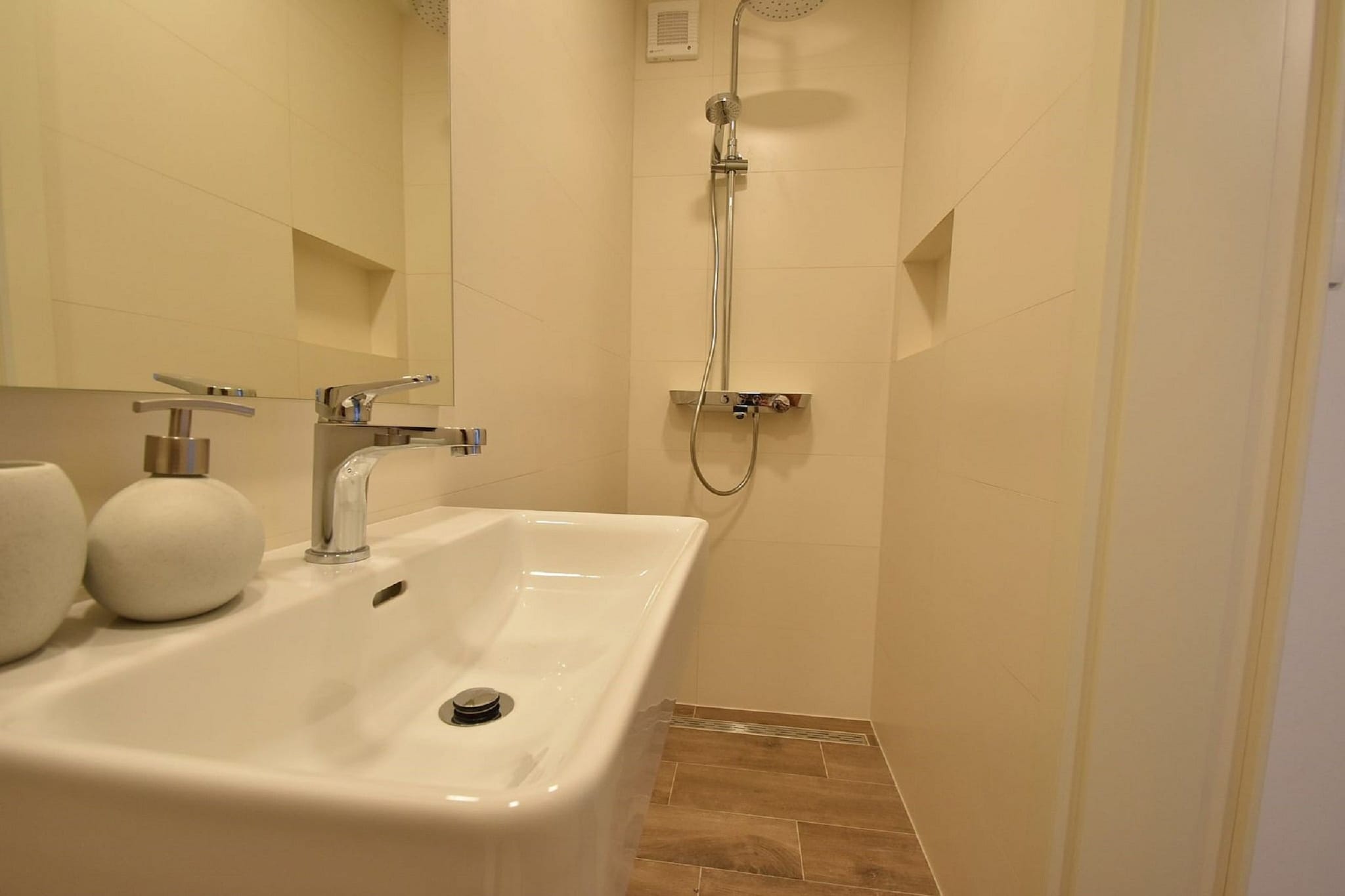 Apartment Mandika - One Bedroom Apartment-Bathroom