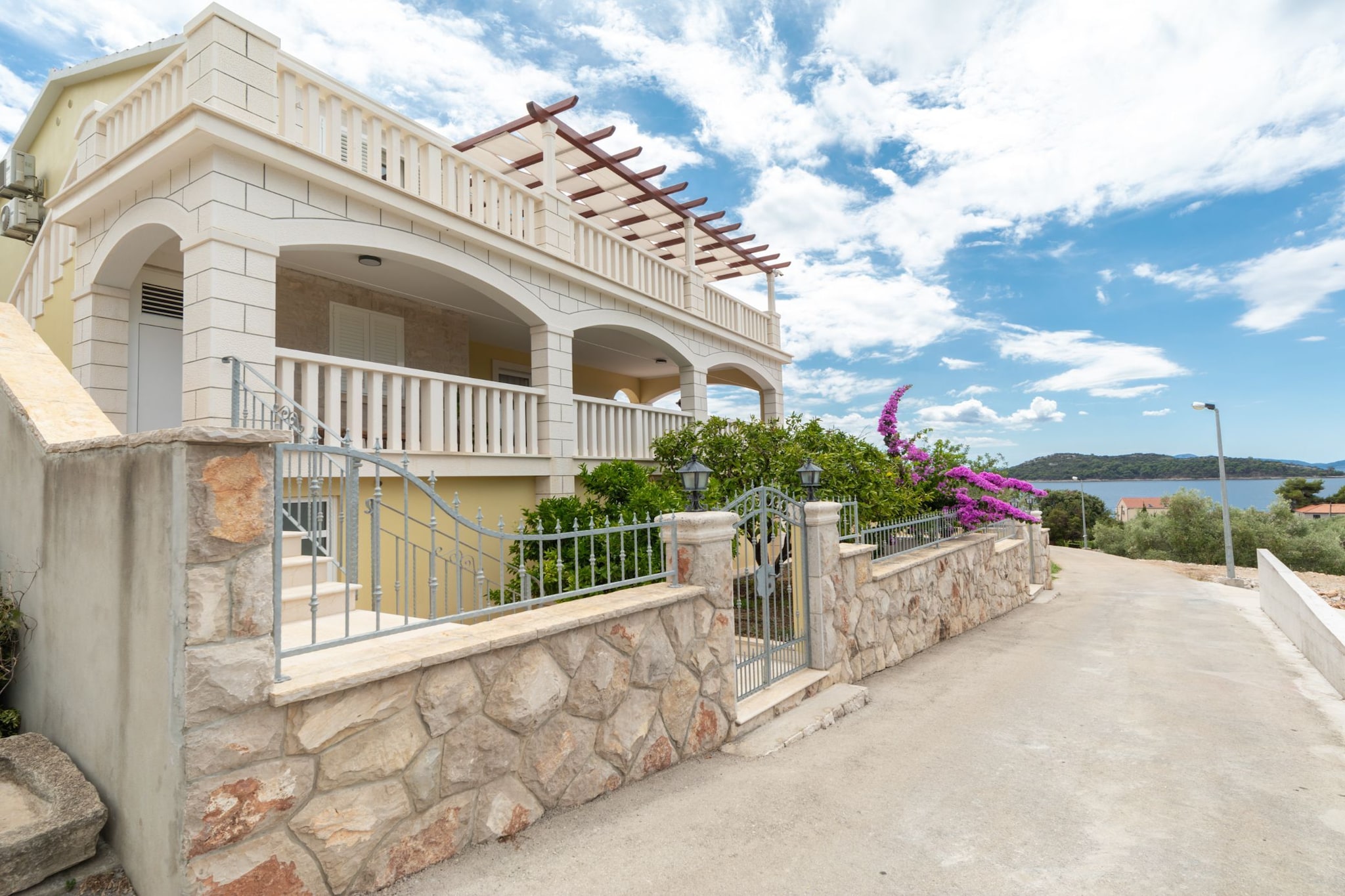 Modern Villa with Pool-Buitenlucht