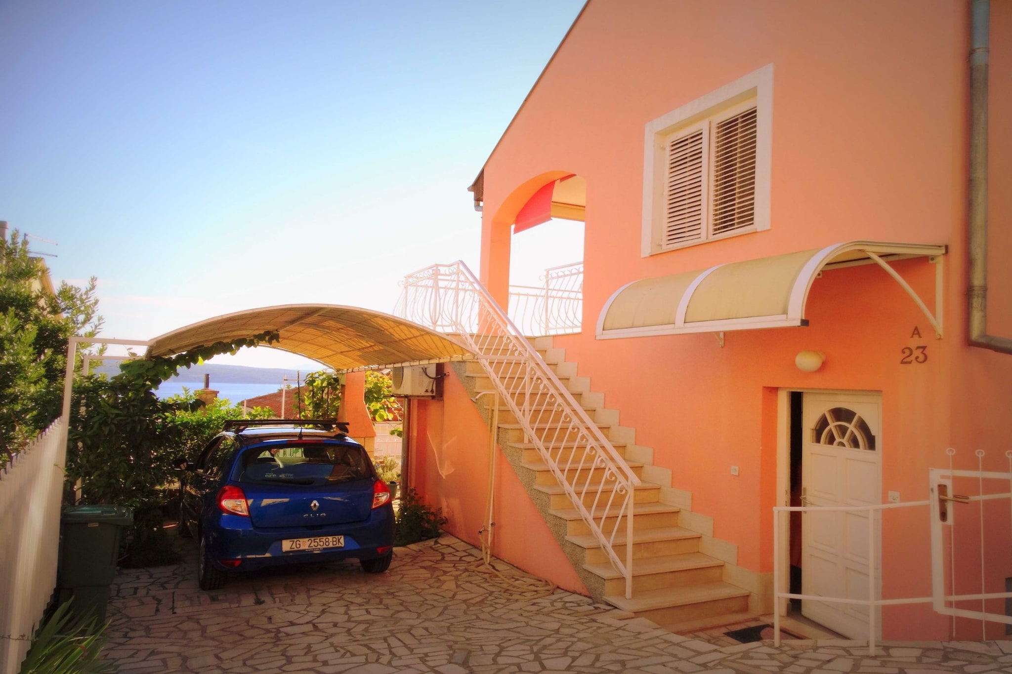 Lush and Sunny Apartment with Balcony and Sea View - Two Bedroom Apartment with Balcony and Sea View-Außenbereich