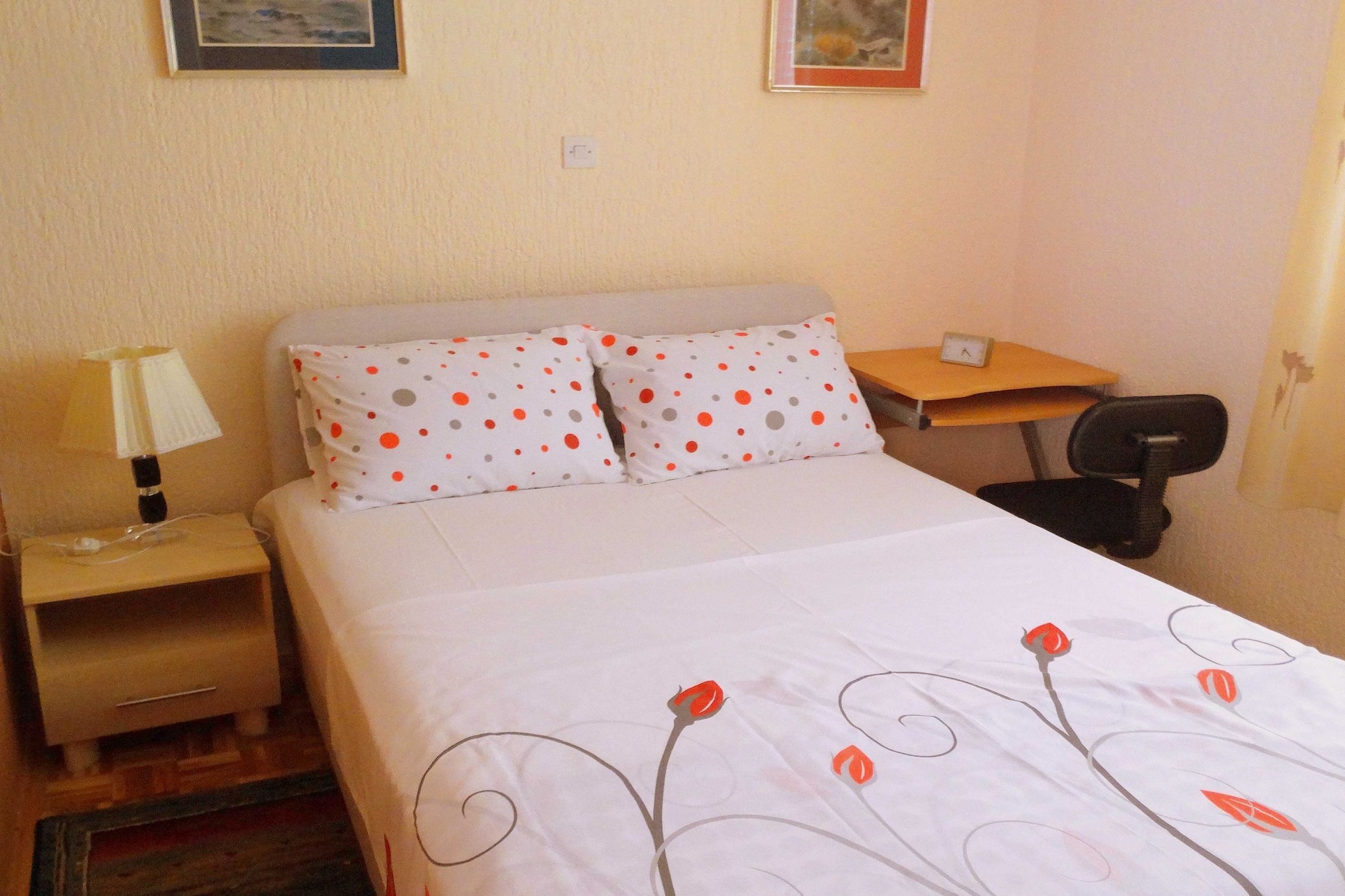 Lush and Sunny Apartment with Balcony and Sea View - Two Bedroom Apartment with Balcony and Sea View-Schlafzimmer