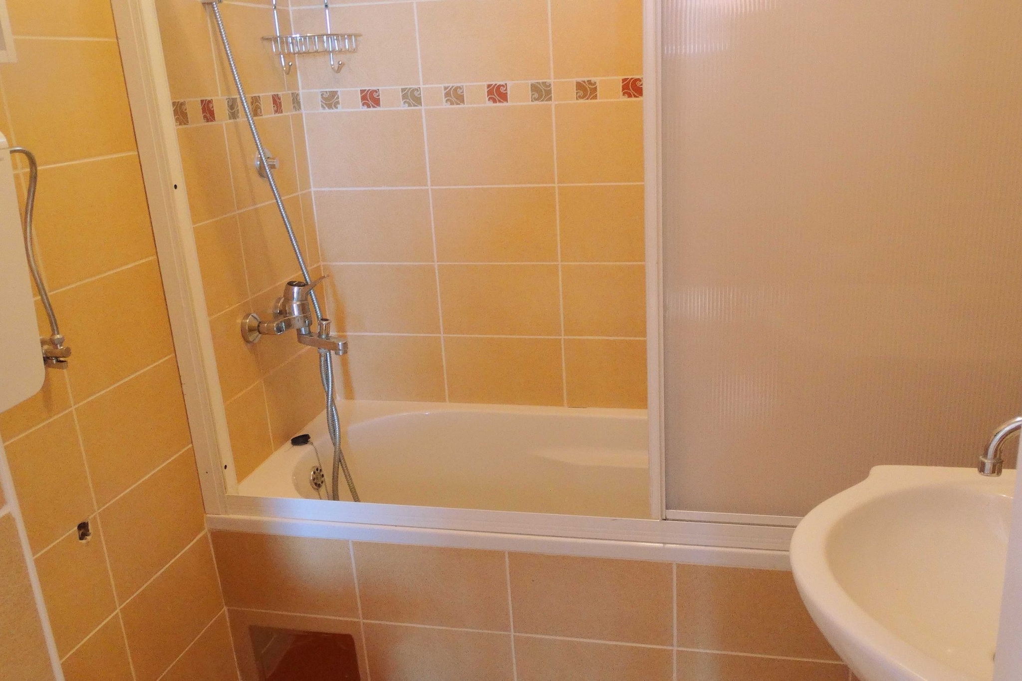 Lush and Sunny Apartment with Balcony and Sea View - Two Bedroom Apartment with Balcony and Sea View-Badezimmer