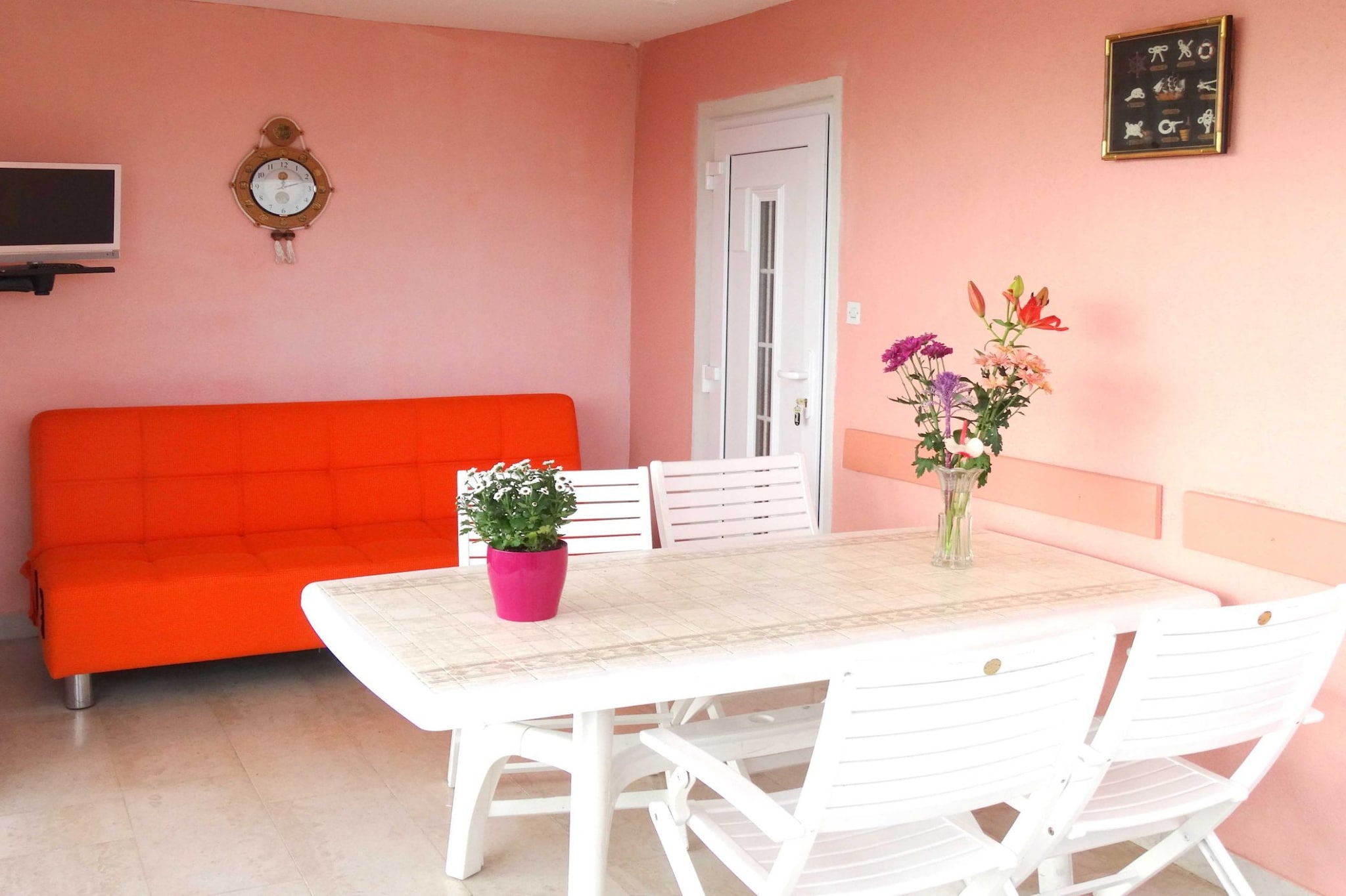 Lush and Sunny Apartment with Balcony and Sea View - Two Bedroom Apartment with Balcony and Sea View-Terrassenbalkon