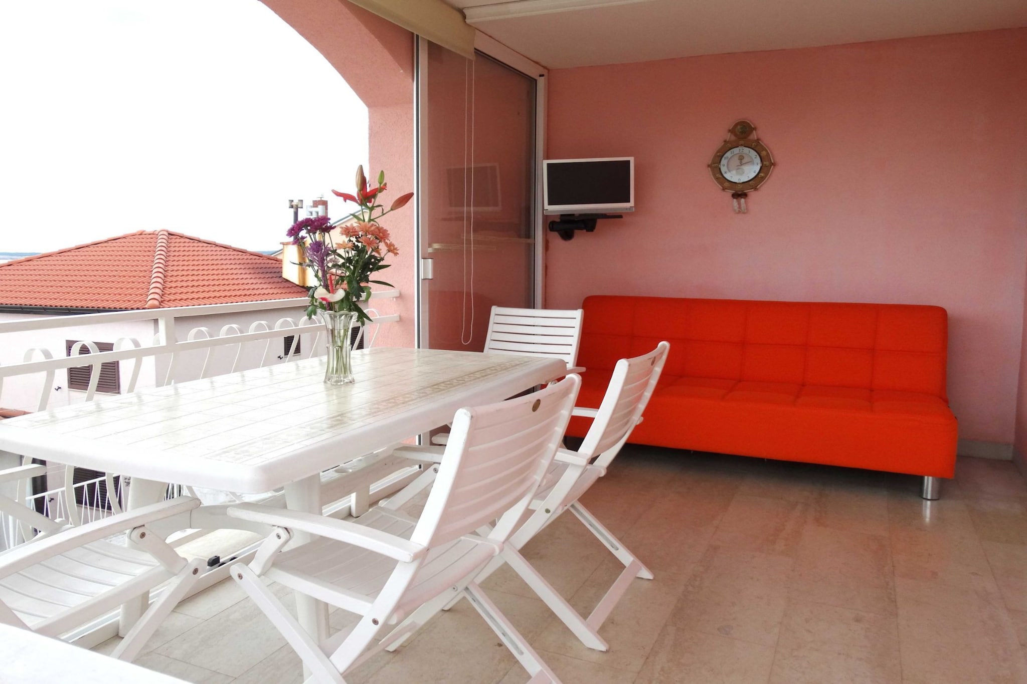 Lush and Sunny Apartment with Balcony and Sea View - Two Bedroom Apartment with Balcony and Sea View-Terrassenbalkon