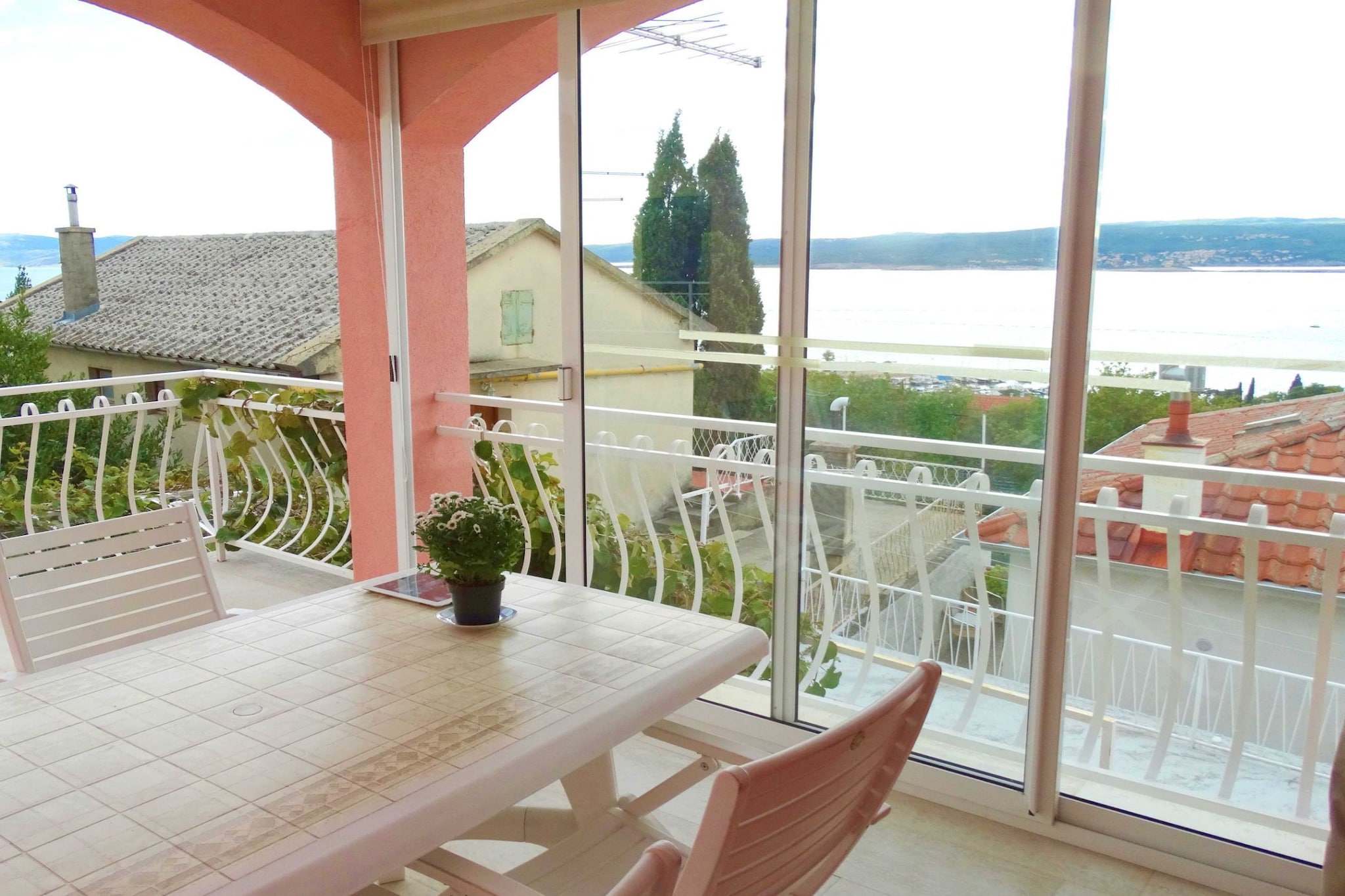 Lush and Sunny Apartment with Balcony and Sea View - Two Bedroom Apartment with Balcony and Sea View-Terrassenbalkon