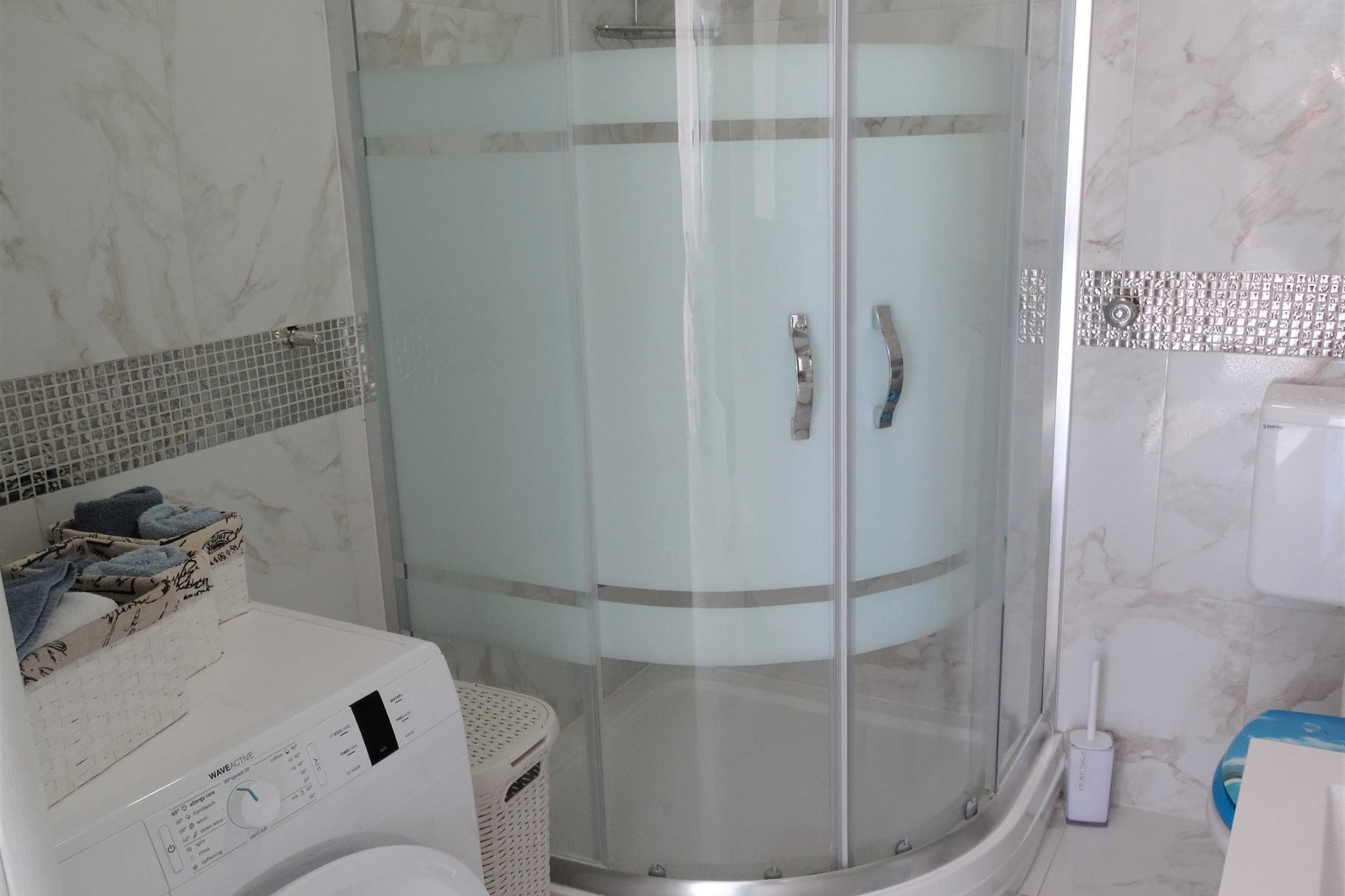 Selce Shorefront Apartment with Balcony and Sea View - Two Bedroom Apartment with Balcony and Sea View-Bathroom