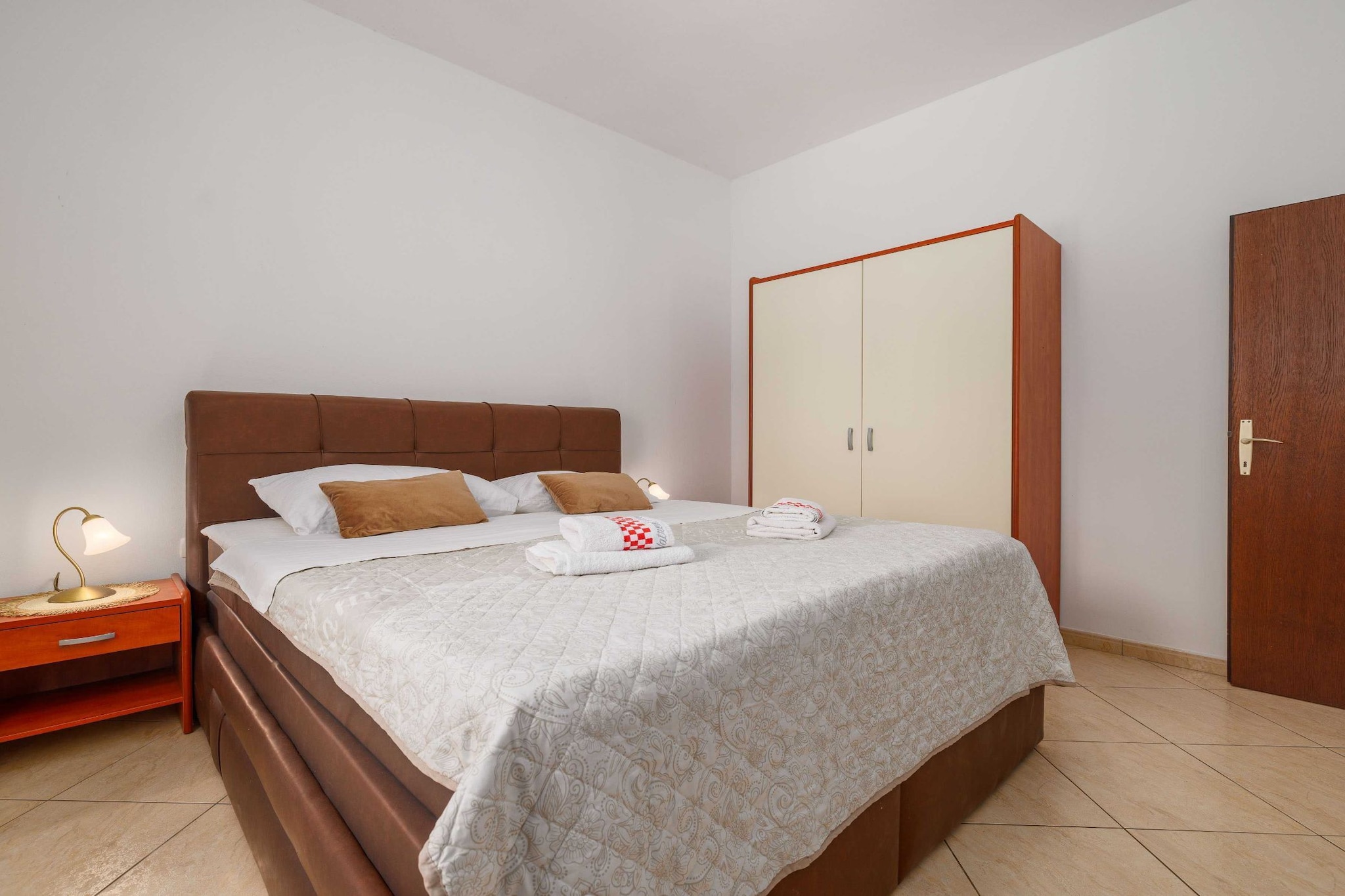 Wonderful Krk Island Stay: Shared Pool, Grill Patio, and Nearby Beaches - Two Bedroom Apartment-Schlafzimmer