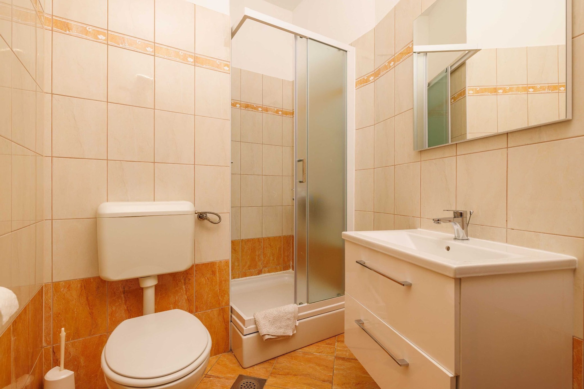 Wonderful Krk Island Stay: Shared Pool, Grill Patio, and Nearby Beaches - Two Bedroom Apartment-Badezimmer