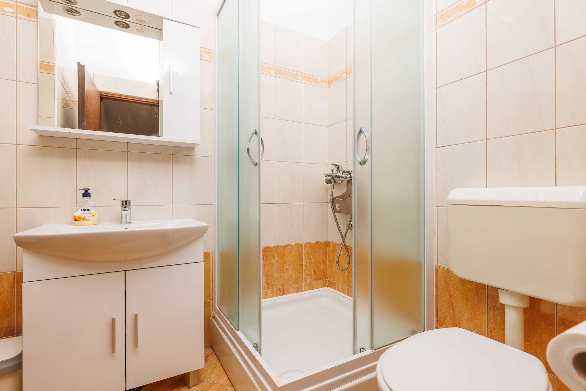 Wonderful Krk Island Stay: Shared Pool, Grill Patio, and Nearby Beaches - Two Bedroom Apartment-Badezimmer