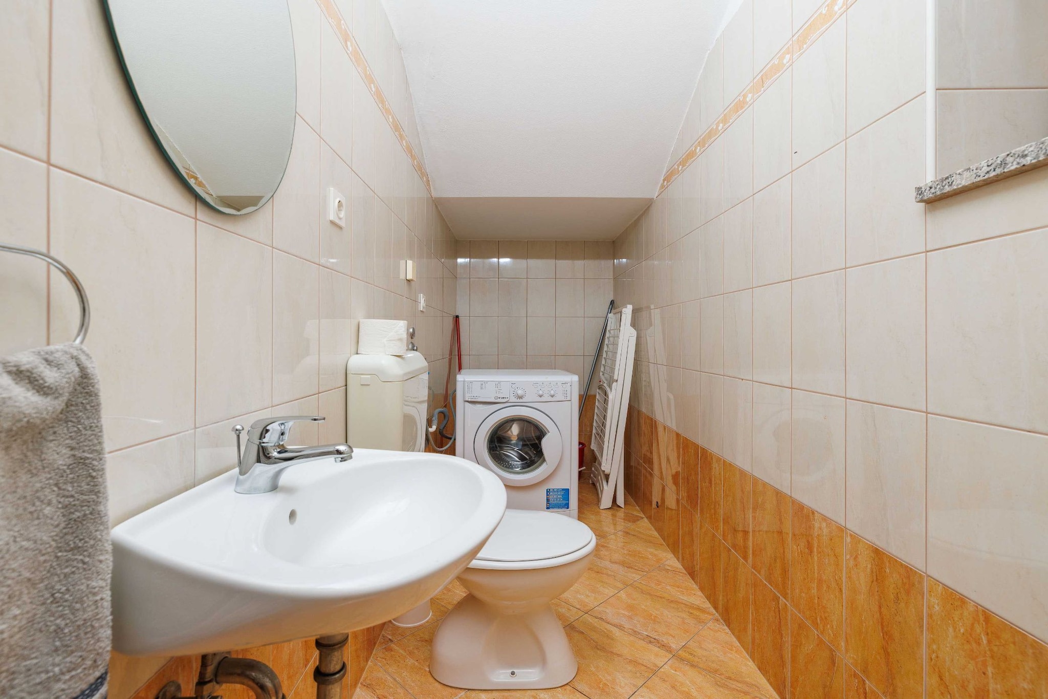 Wonderful Krk Island Stay: Shared Pool, Grill Patio, and Nearby Beaches - Two Bedroom Apartment-Badezimmer