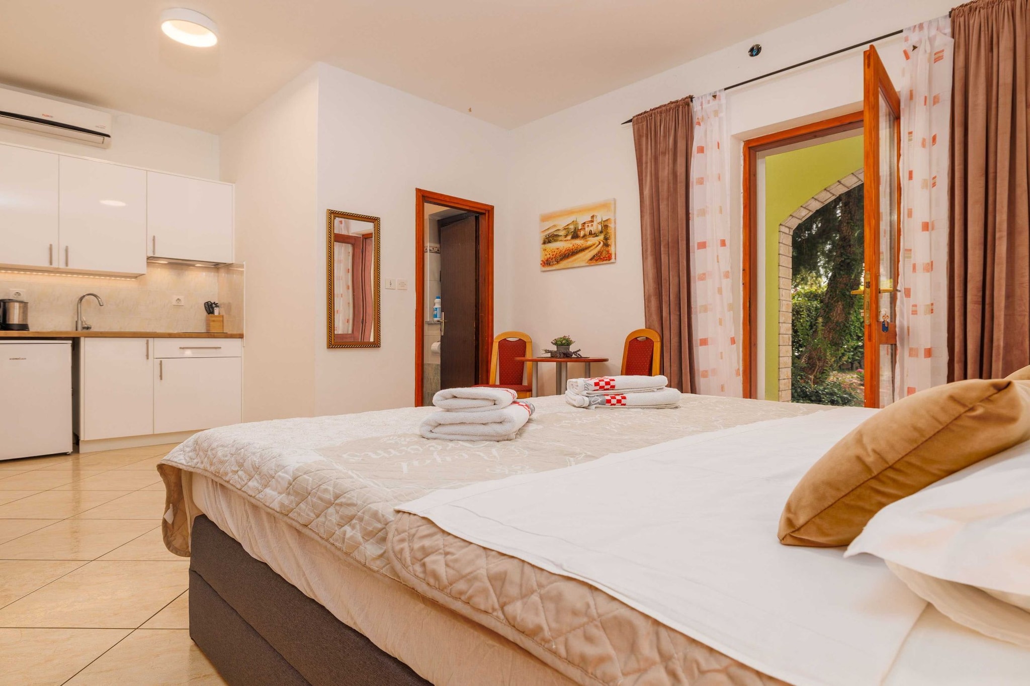 Wonderful Krk Island Stay: Shared Pool, Grill Patio, and Nearby Beaches - Studio Apartment-Schlafzimmer