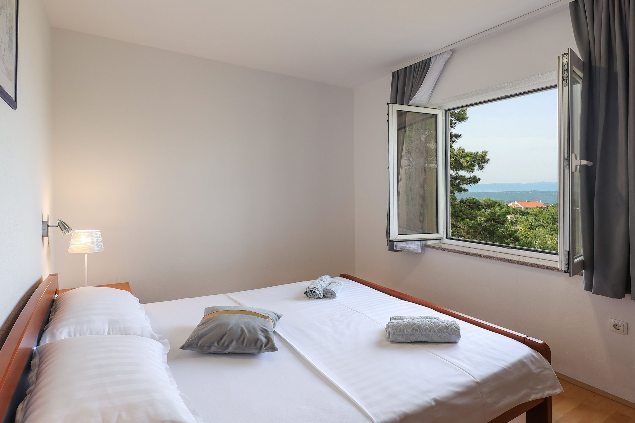 Peaceful Nature Retreat Near Krk Town with BBQ and Parking - Standard Two Bedroom Apartment-Chambre