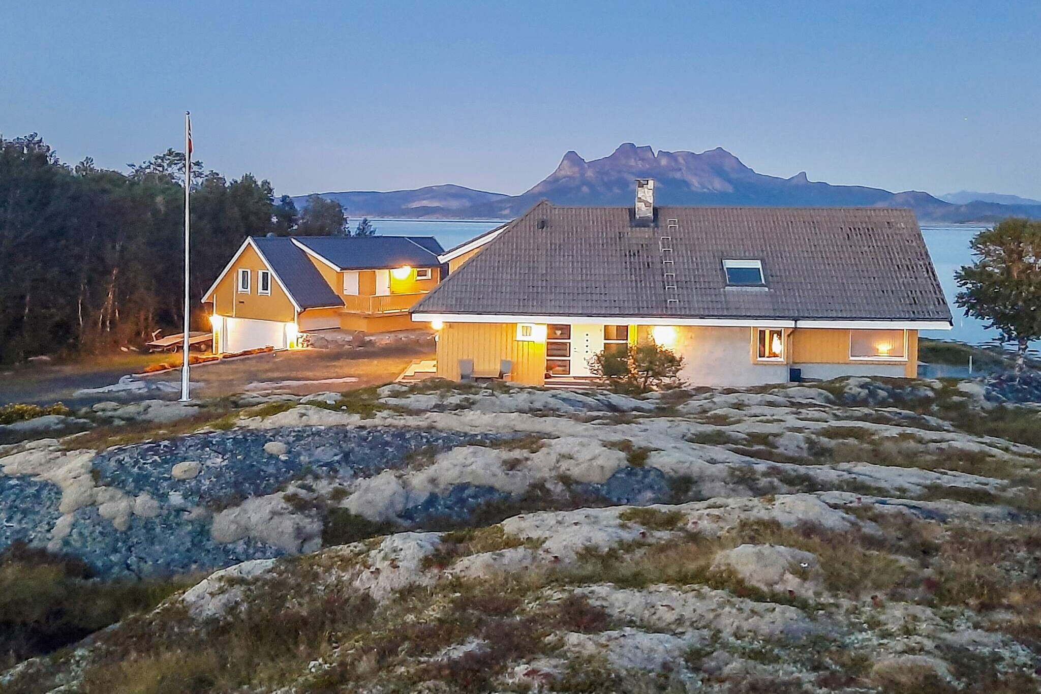 Pleasant apartment with a great view on the seafront at Tranøy in scenic Hamarøy, 10 m from the owner's main house. Here you can enjoy the fresh sea air and the magnificent view of the beautiful coastal landscape and the midnight sun. Quiet surroundings and great hiking opportunities. Located in a converted garage, the apartment has modern living comforts and is pleasantly furnished. One bedroom with a double bed and an extra sleeping mattress in the living room. Cots for children 3-4 years old are available. Water-borne heat in the living room floor and bathroom provides comfortable warmth. Free internet with large capacity, satellite TV with many Norwegian and international channels. From the apartment and the covered terrace you can enjoy a magnificent view towards the Vestfjord and the mountains Tilthornet, Nonstadtinden and Storskartinden in the north. By the entrance there is an open terrace with outdoor furniture and a fire pit. Hamarøy is known for its beautiful nature, and the landscape out here has been shaped by the ocean for thousands of years. Great hiking opportunities along the sea with idyllic coves and beaches. On the rocky cliffs, there is a lovely view of the Lofoten Islands in the sea, and the sunset and midnight sun are a beautiful sight. Stormy days are also a great experience, with the large sea waves crashing against the shore. The sea is rich in fish and fishing with a pole is a great activity. When the migratory birds come in the spring to nest, nature is full of life. 2 km to Tranøy lighthouse from 1864, a well-known landmark for boats. Café at the lighthouse and in the village of Tranøy. Restaurant at the lighthouse. The Hamsun center at Oppeid has a large collection of author Knut Hamsun's history and works. From Skutvik, you can take day trips by car ferry to/from Svolvær in Lofoten. 1 km to grocery store.