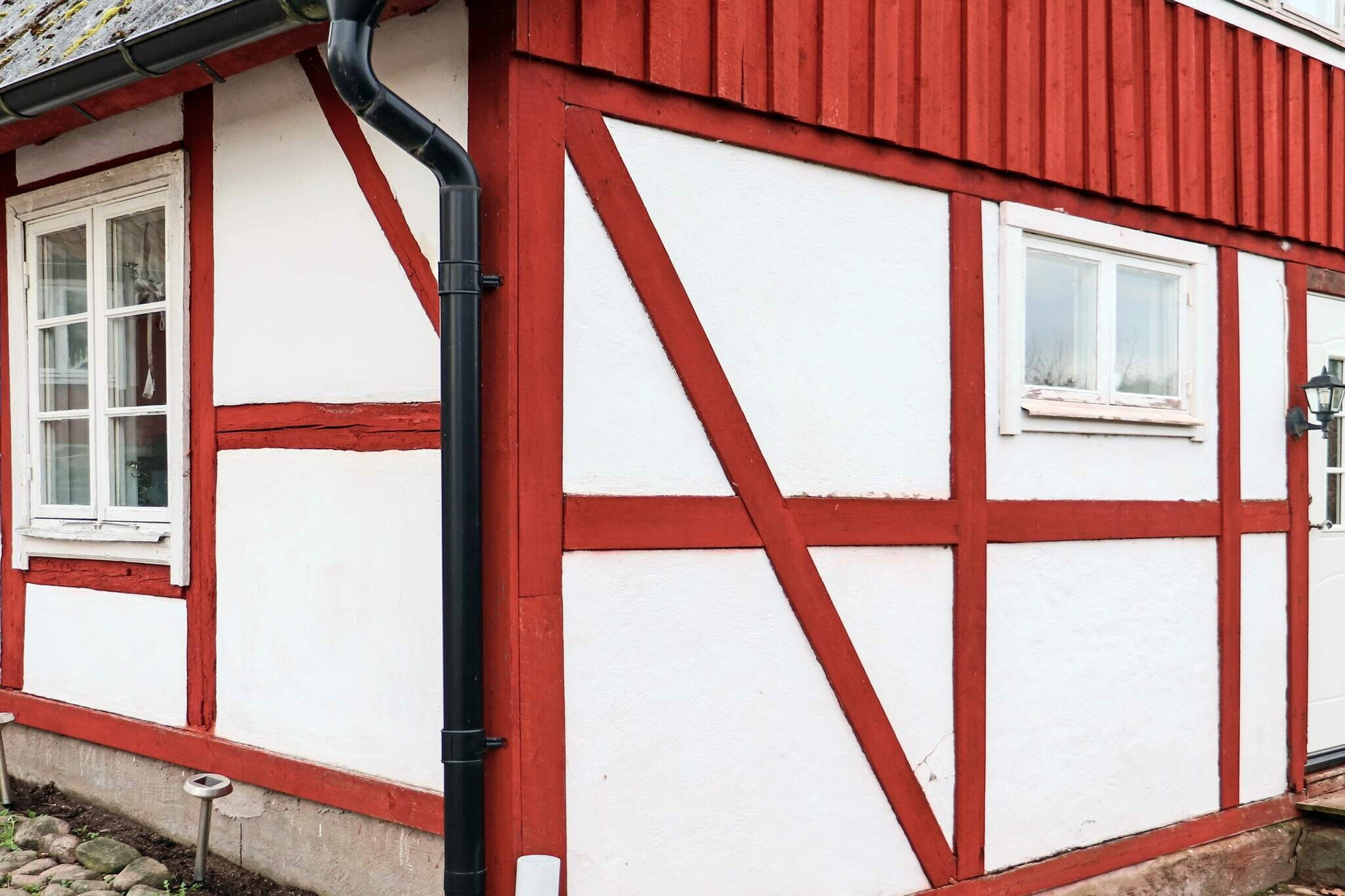 Internet Access DSL, Kitchen(cooker(electric), coffee machine, oven, microwave, fridge-freezer, water from well), Living/bed room, Living/bed room(single folding bed), bedroom(double bed), bedroom(double bed), bathroom(washbasin, shower, toilet, washing machine), heating(electric), parking