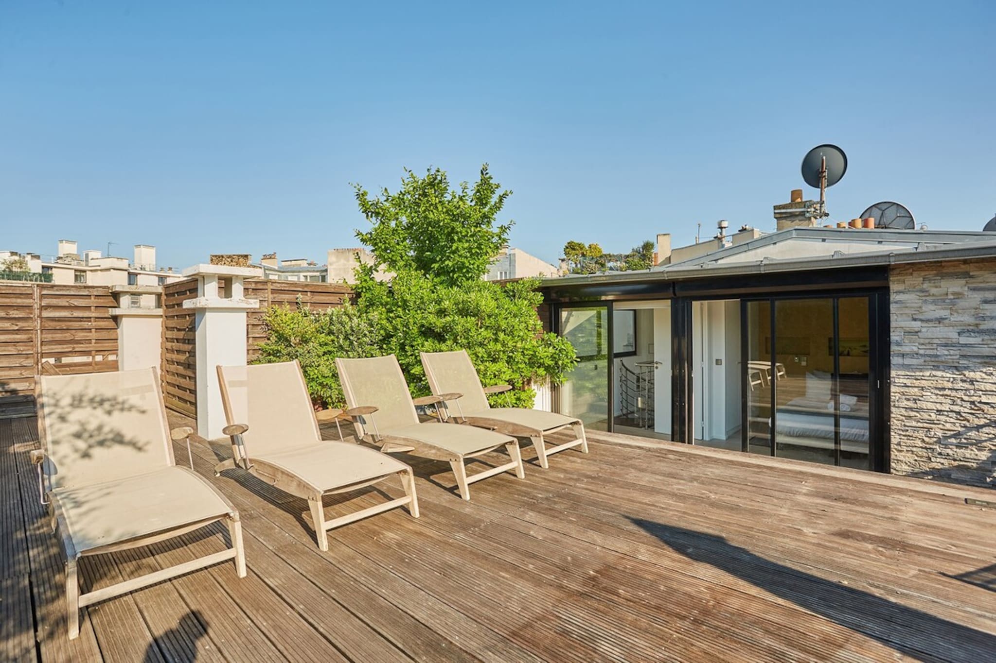 Sublime air-conditioned Penthouse with 3 bedrooms 3 bathrooms, 2 terraces of 30 and 90 m2 on the top floor of a secure building with guards located in the 16th century residential area a few steps from Place du TrocadÃ©ro and the Arc de Triomphe, 10 minutes walk from the Champs ElysÃ©es in the heart of the Victor Hugo district. Shops nearby. This high-end apartment, spacious, warm and bright, is ideal for a Parisian stay with family or friends. (6 persons).