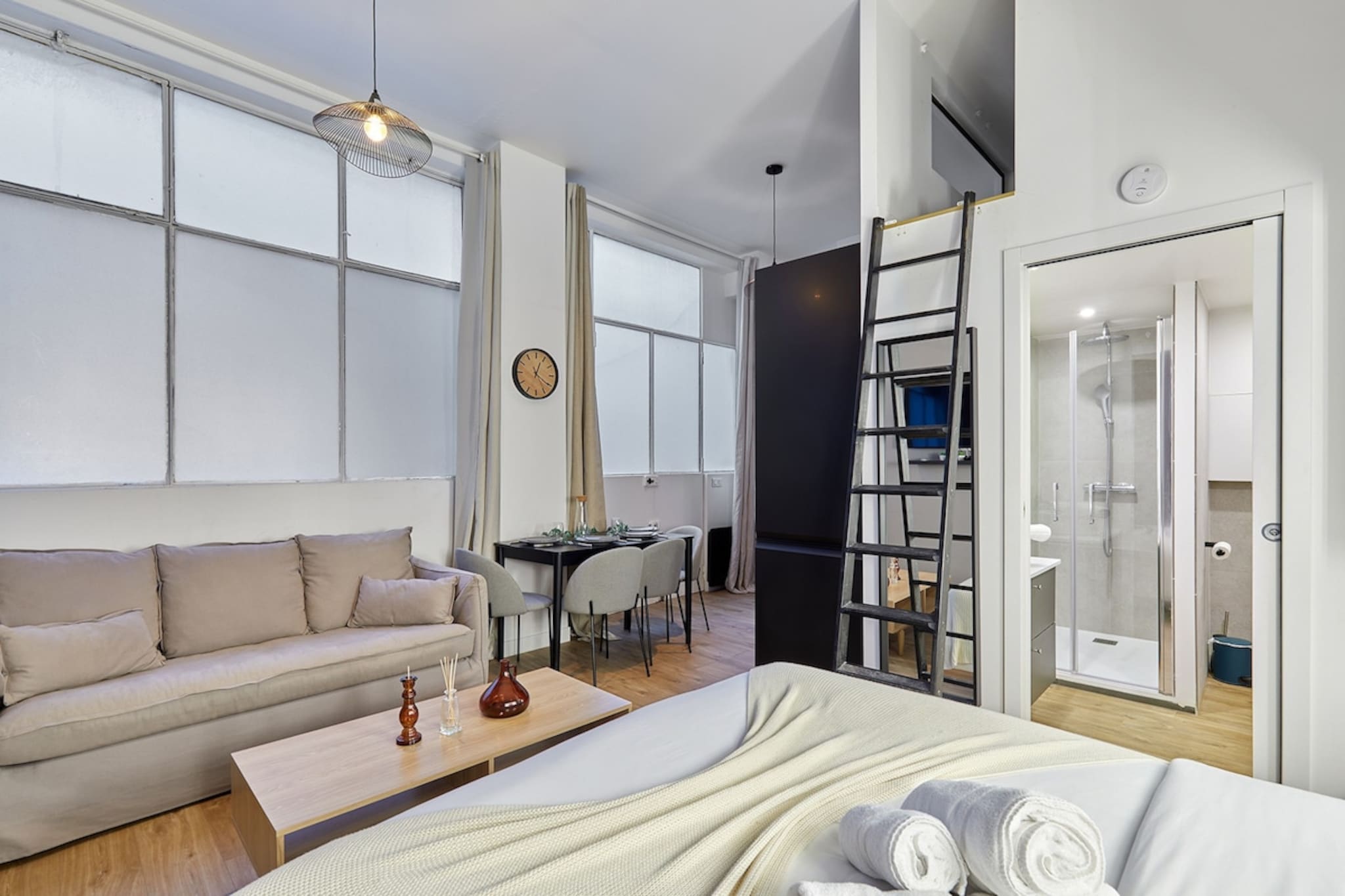 Charming apartment for 4 people, fully equipped and tastefully decorated. In the heart of Paris, a few meters from Montparnasse train station. Guests can enjoy nearby restaurants and cafes. Public transport will allow you to access the most beautiful sites in the capital. My accommodation is central and ideal for a Parisian getaway with family or friends