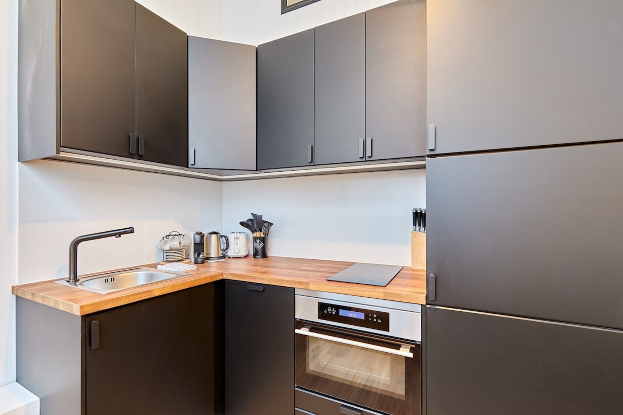 Ground floor: (Kitchen(electric kettle, toaster, cooker, coffee machine, oven, microwave, fridge, electric hot plates, dishes and cutlery, Cooking basics, Baking sheet, Coffee, Wine glasses), Living/diningroom(Internet access, double sofa bed, TV, dining table), bedroom(double bed), bathroom(shower, washbasin, toilet, hairdryer, Towels incl., shampoo))\n\nBed Linen, Fan, Hot Water, Wardrobe, First Aid, TV, dining table, stove, electric kettle, toaster, coffee machine, oven, microwave, fridge, heating, iron, hairdryer, shampoo, body soap, Essentials, dishes and cutlery, Dedicated workspace, Cooking basics, Baking sheet, Carbon monoxide detector, Coffee, Downtown, Long term stays allowed, Shower gel, Wine glasses