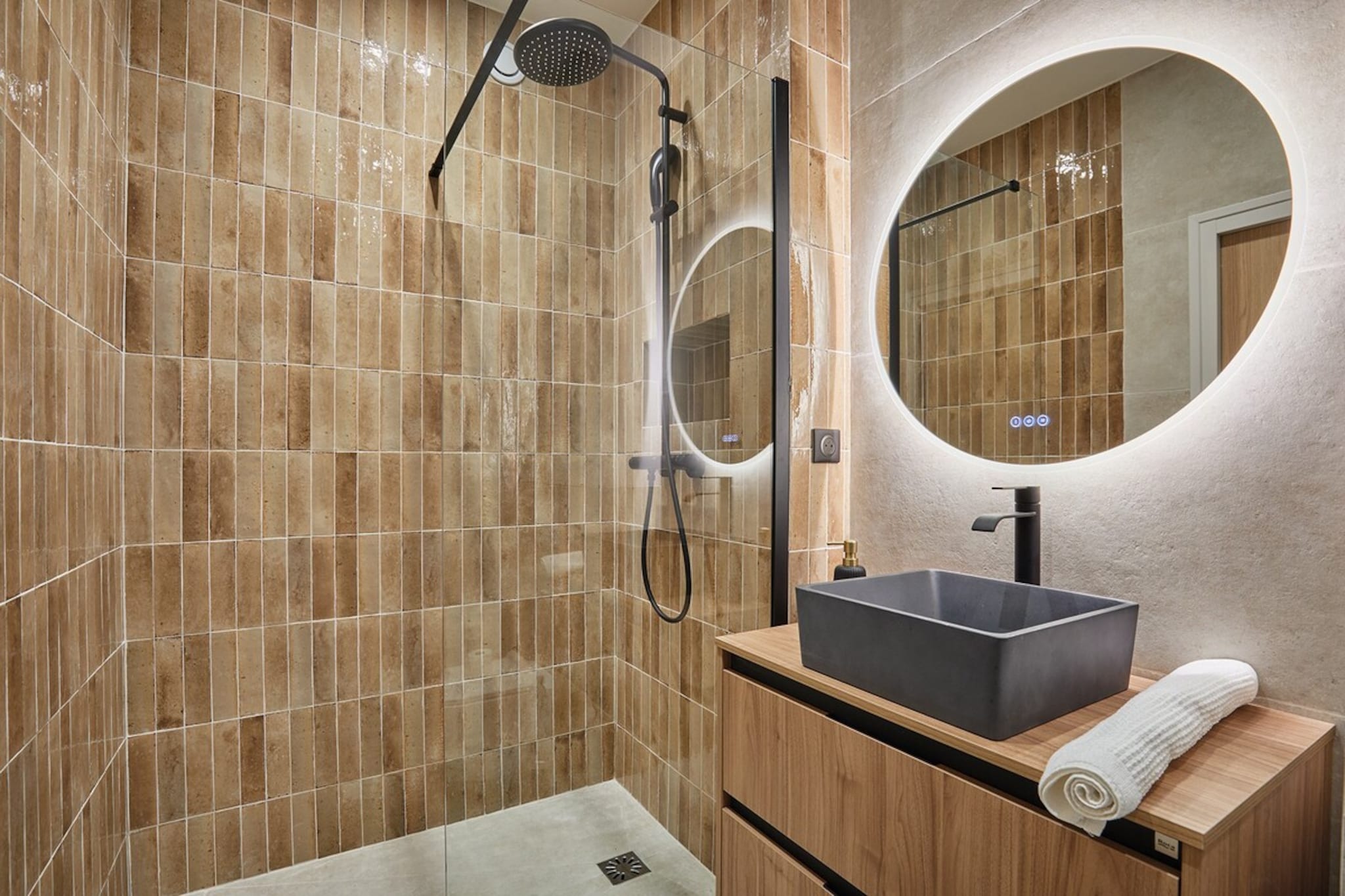 Ground floor: (Living room(single sofa bed, TV), Kitchen(dining table, stove, electric kettle, toaster, coffee machine, oven, microwave, fridge, freezer, dishes and cutlery, Cooking basics, Baking sheet, Wine glasses), bedroom(double king size bed), bedroom(double king size bed), bathroom(shower, toilet), bathroom(shower, toilet))\n\nBed Linen, Elevator, Fan, Hot Water, Wardrobe, First Aid, TV, dining table, washing machine, heating, iron, hairdryer, shampoo, body soap, Essentials, Dedicated workspace, Carbon monoxide detector, Cleaning products, Coffee, Downtown, Shower gel