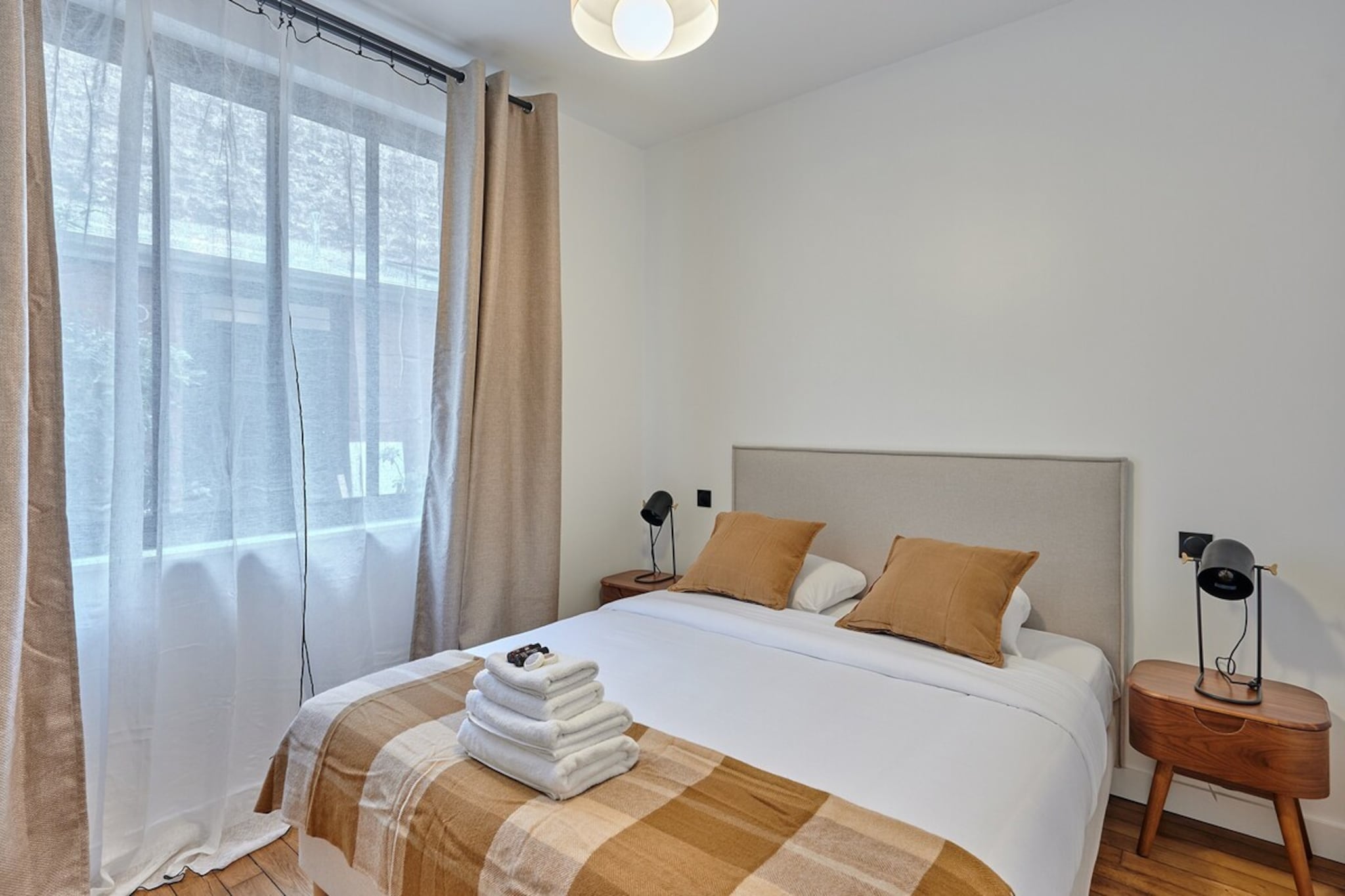 Ground floor: (Living room(single sofa bed, TV), Kitchen(dining table, electric kettle, toaster, microwave, fridge, freezer, dishes and cutlery, Cooking basics, Baking sheet, Wine glasses), bedroom(double bed), bedroom(double bed), bathroom(shower, washbasin, toilet), bathroom(shower, washbasin, toilet))\n\nBed Linen, Elevator, Fan, Hot Water, Wardrobe, First Aid, heating, iron, hairdryer, shampoo, body soap, Essentials, Dedicated workspace, Carbon monoxide detector, Coffee, Downtown, Long term stays allowed, Shower gel