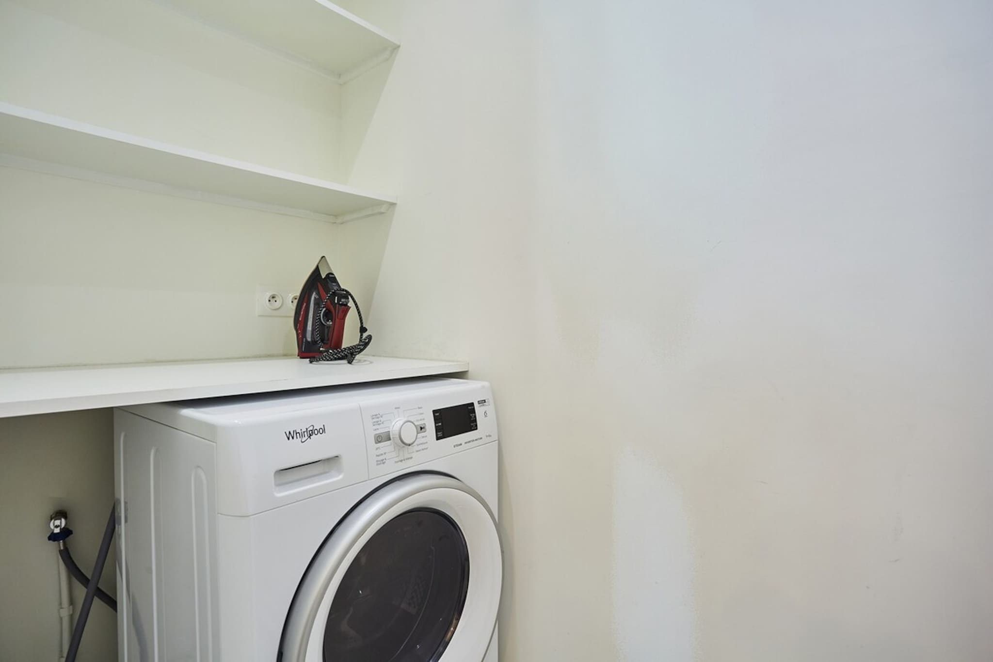 On the 1st floor: (Kitchen(hob, electric kettle, coffee machine, oven, microwave, dishwasher, fridge, Baking sheet, Wine glasses), Living/diningroom(Internet access, TV, dining table, seating area), bedroom(Queen Bed), bedroom(Queen Bed), bedroom(Queen Bed), bathroom(shower, washbasin, toilet, Towels incl., shampoo), bathroom(shower, washbasin, toilet, Towels incl.))\n\nBed Linen, Hot Water, Wardrobe, First Aid, TV, dining table, electric kettle, toaster, coffee machine, oven, microwave, dishwasher, fridge, tumble dryer, washing machine, heating, iron, hairdryer, crib(free), shampoo, Essentials, dishes and cutlery, Dedicated workspace, Cooking basics, Baking sheet, Carbon monoxide detector, Coffee, Downtown, Shower gel, Wine glasses