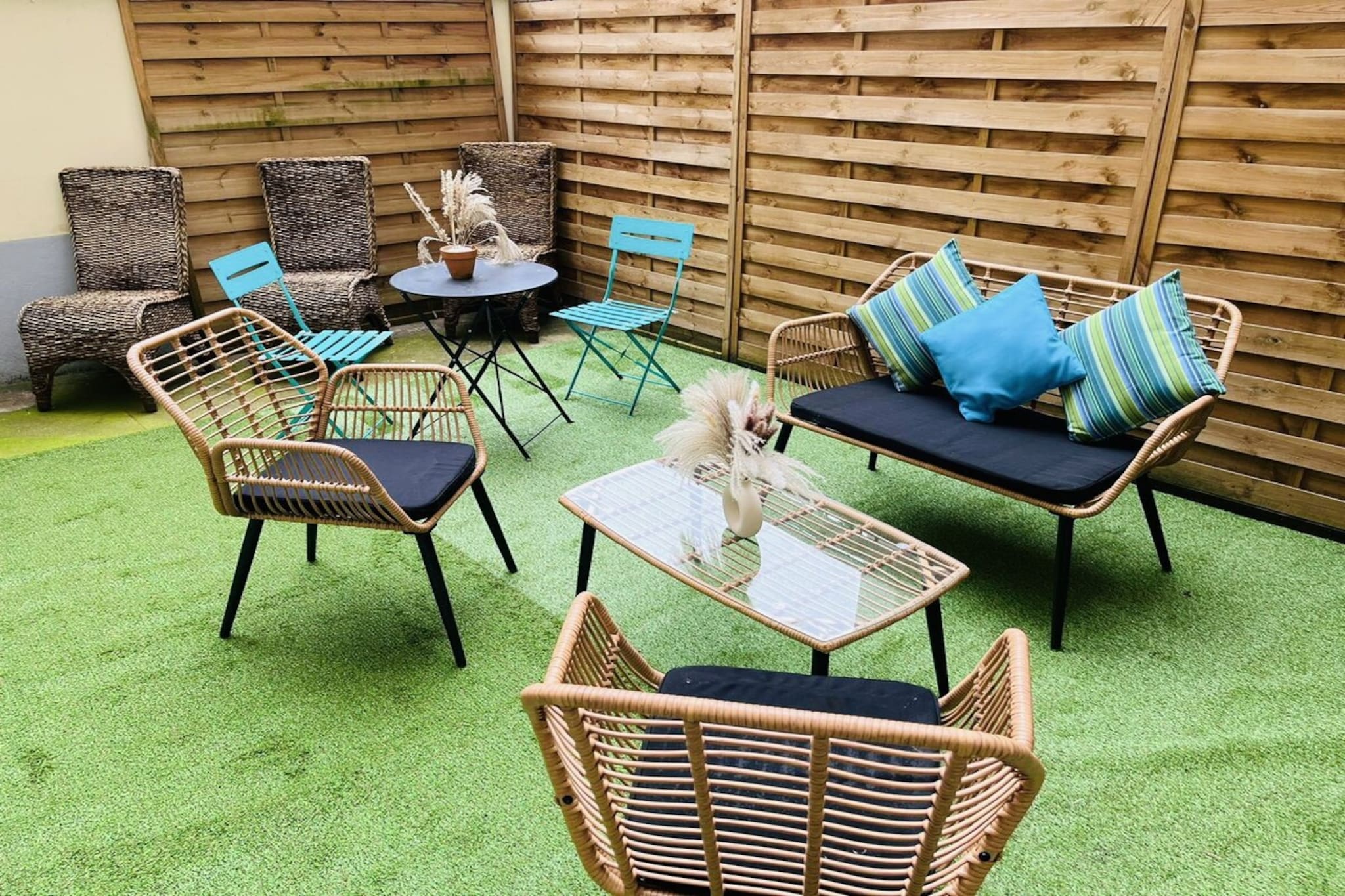 Superb flat with terrace, extremely well located only a few minutes from the Eiffel Tower and the most beautiful sites of the capital. Tastefully decorated and fully equipped, you can enjoy the lovely terrace as well as all the shops, cafes and restaurants at the foot of the building. My flat is ideal for a successful Parisian getaway with family or friends