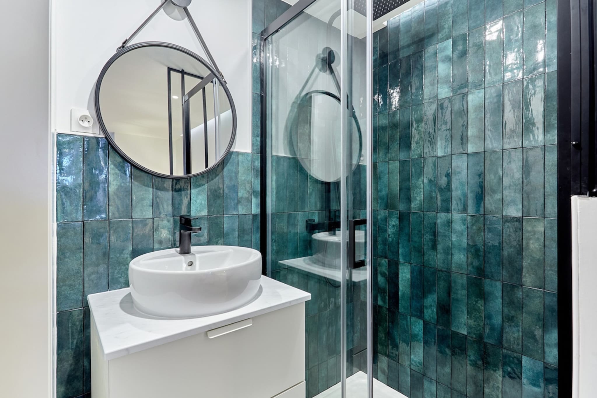 The 17th arrondissement of Paris, the Courcelle/Monceau sector where Rue de Médéric is located, is a secure and elegant residential area of the city. It offers a balance between Parisian authenticity and contemporary charm. Here are some characteristics of the neighborhood:
The neighborhood is generally safe and quiet, making it a good choice for families and travelers looking for peace of mind.