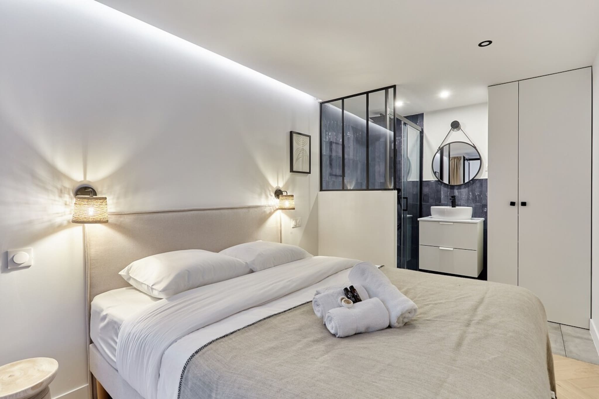 Ground floor: (Living room(double sofa bed, TV), Kitchen(dining table, stove, electric kettle, toaster, coffee machine, oven, microwave, dishwasher, fridge, freezer, dishes and cutlery, Cooking basics, Baking sheet, Wine glasses), Bedroom with bathroom(double bed, shower, washbasin), Bedroom with bathroom(double bed, shower, washbasin), toilet)\n\nBed Linen, Hot Water, Wardrobe, First Aid, tumble dryer, washing machine, heating, air conditioning, iron, hairdryer, shampoo, Essentials, Dedicated workspace, Carbon monoxide detector, Coffee, Downtown, Shower gel