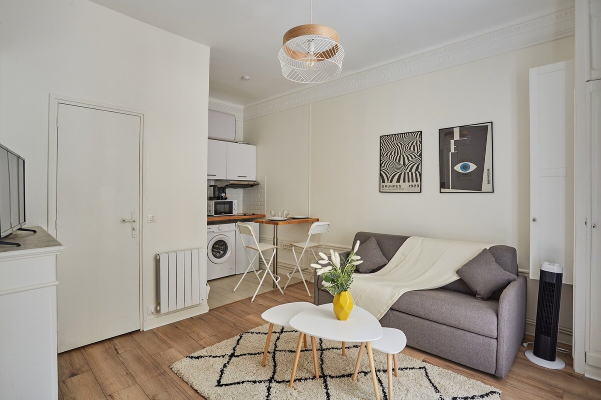 Cosi Studio, in a Haussmanian building located at the TrocadÃ©ro, 5 minutes walk from the Eiffel Tower, in the heart of Paris. There are many shops, cafes and restaurants nearby.
This apartment will make you live a very pleasant trip to the heart of Parisian life.
Warm and well equipped, you will find everything you need for a successful stay with your family or as a couple.