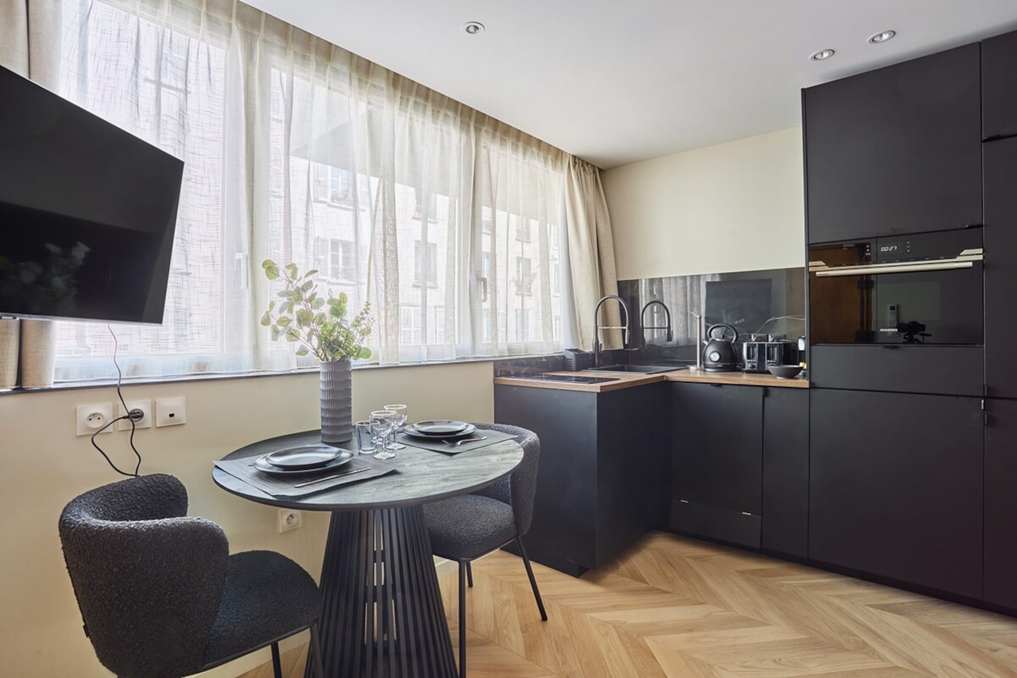 Magnificent studio apartment, fully air-conditioned and refurbished like a hotel room, ideally located in the heart of the 15th area, a lively residential area halfway between Montparnasse, Saint Germain dès Près and the Quais de Seine.
Warm, bright, tastefully decorated by professionals and fully equipped, my accommodation is ideal for a successful Parisian getaway for two.
