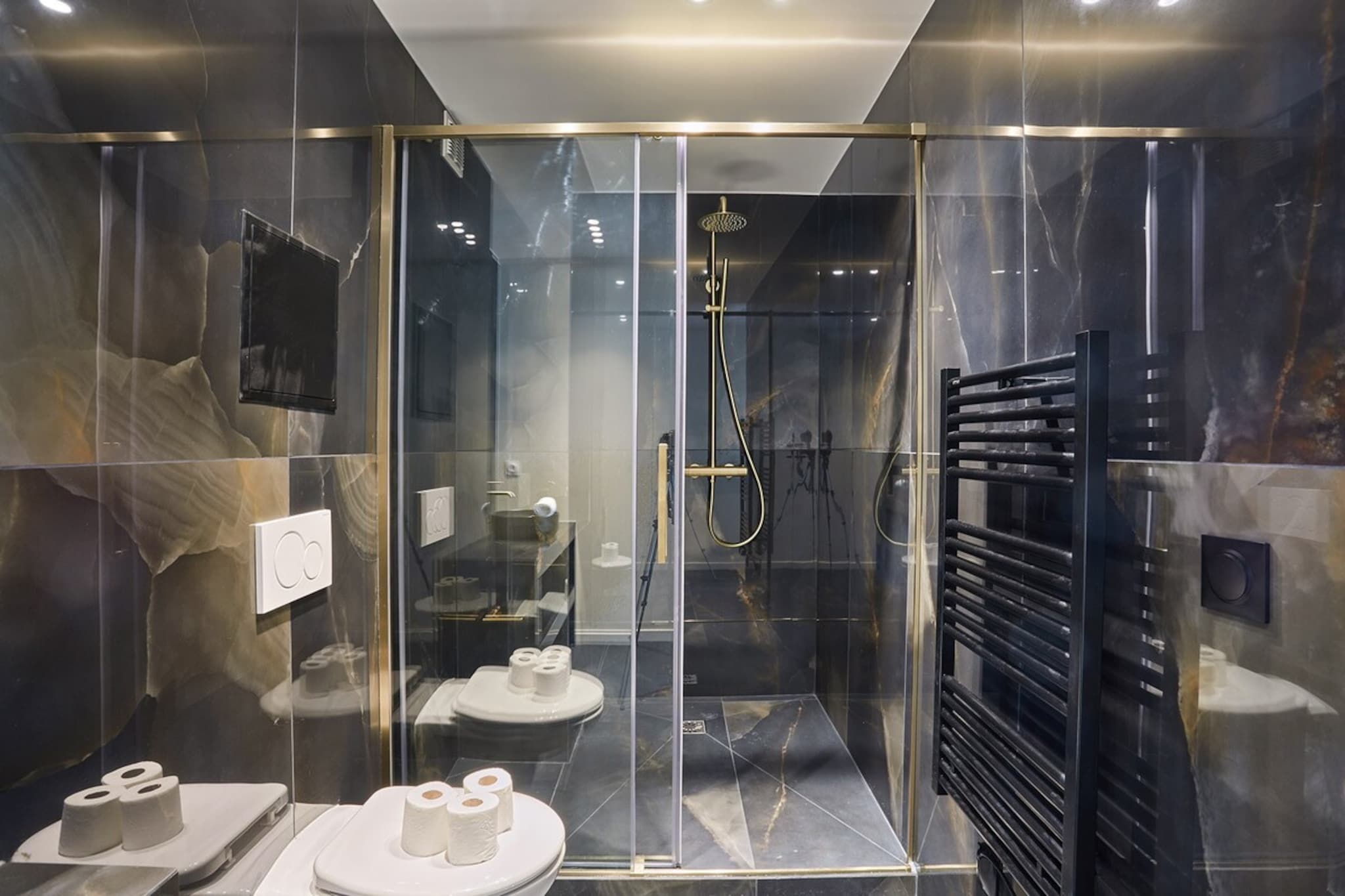 On the 1st floor: (dining room(Internet access, TV, dining table), Kitchen(electric kettle, toaster, cooker, coffee machine, microwave, dishwasher, fridge, freezer, dishes and cutlery, Cooking basics, Baking sheet, Coffee, Wine glasses), bedroom(double bed), bathroom(shower, washbasin, toilet, hairdryer, Towels incl.))\n\nBed Linen, Hot Water, Wardrobe, First Aid, TV, dining table, stove, electric kettle, toaster, coffee machine, microwave, dishwasher, fridge, freezer, tumble dryer, washing machine, heating, air conditioning, iron, hairdryer, shampoo, Essentials, dishes and cutlery, Dedicated workspace, Cooking basics, Baking sheet, Carbon monoxide detector, Coffee, Downtown, Shower gel, Wine glasses