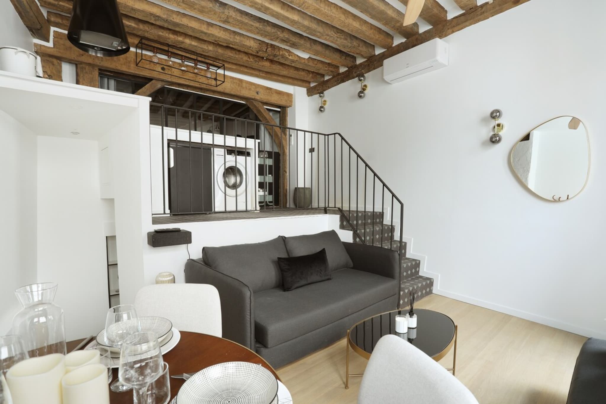 Sublime apartment located on the ground floor of a typically Parisian building in the heart of Saint Germain des Pres, you can discover the ideal Paris with:
 - The famous Café de Flore
 - Saint Germain church
 - The banks of the Seine, the art galleries, Notre Dame Cathedral, the trendy boutiques of Rue de Rennes.
 Warm, bright, modern and fully equipped
 A wonderful stay awaits you, it is the ideal place for a successful stay with family, couples or friends.