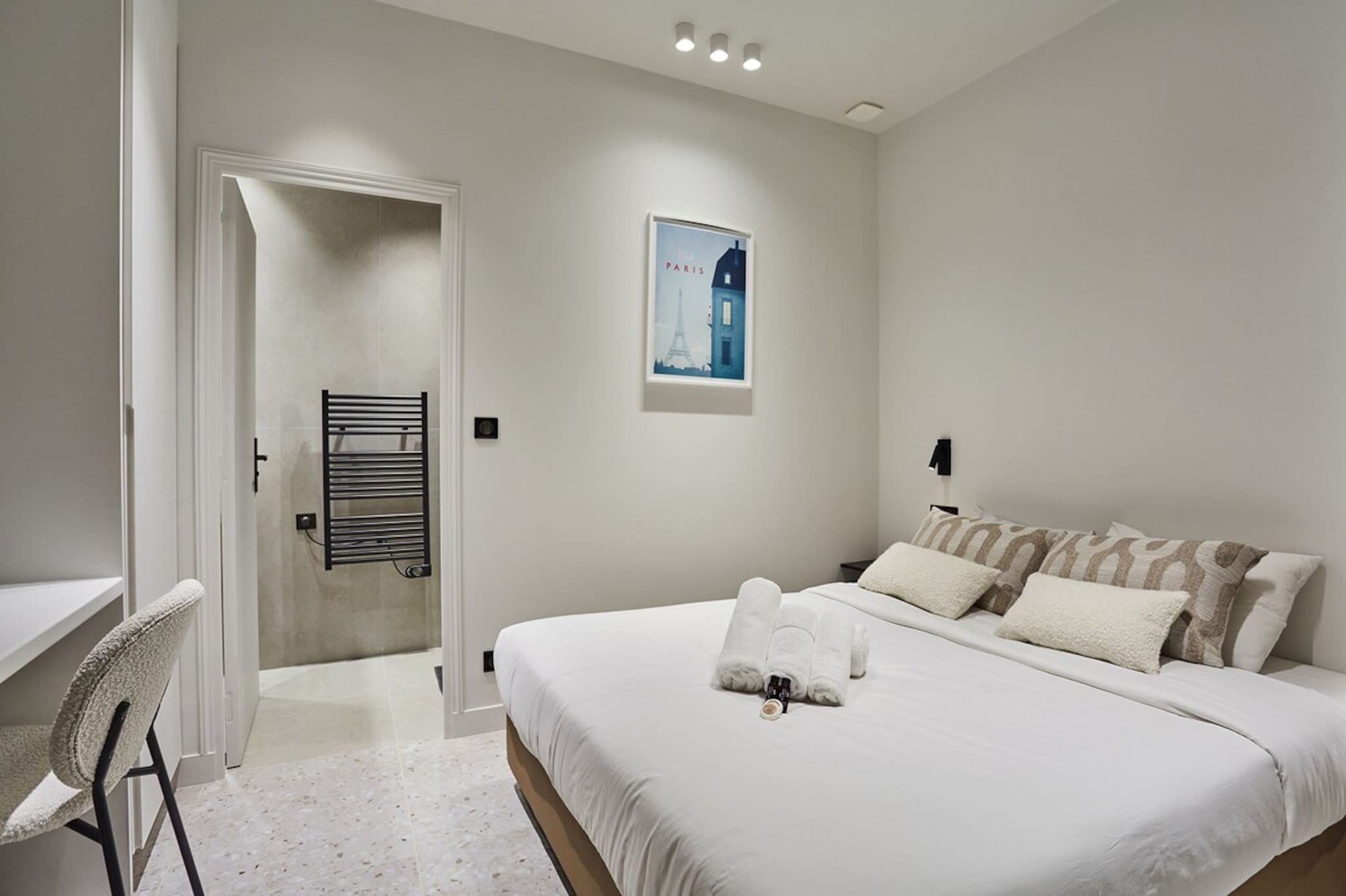 Welcome to our magnificent 62m² flat, located in the heart of Paris at the foot of the Sacré Coeur . Fully air-conditioned and recently renovated with care, this space has been professionally decorated to offer you a memorable stay. Discover a spacious living room, two bedrooms, two bathrooms, a well-equipped kitchenette and much more.