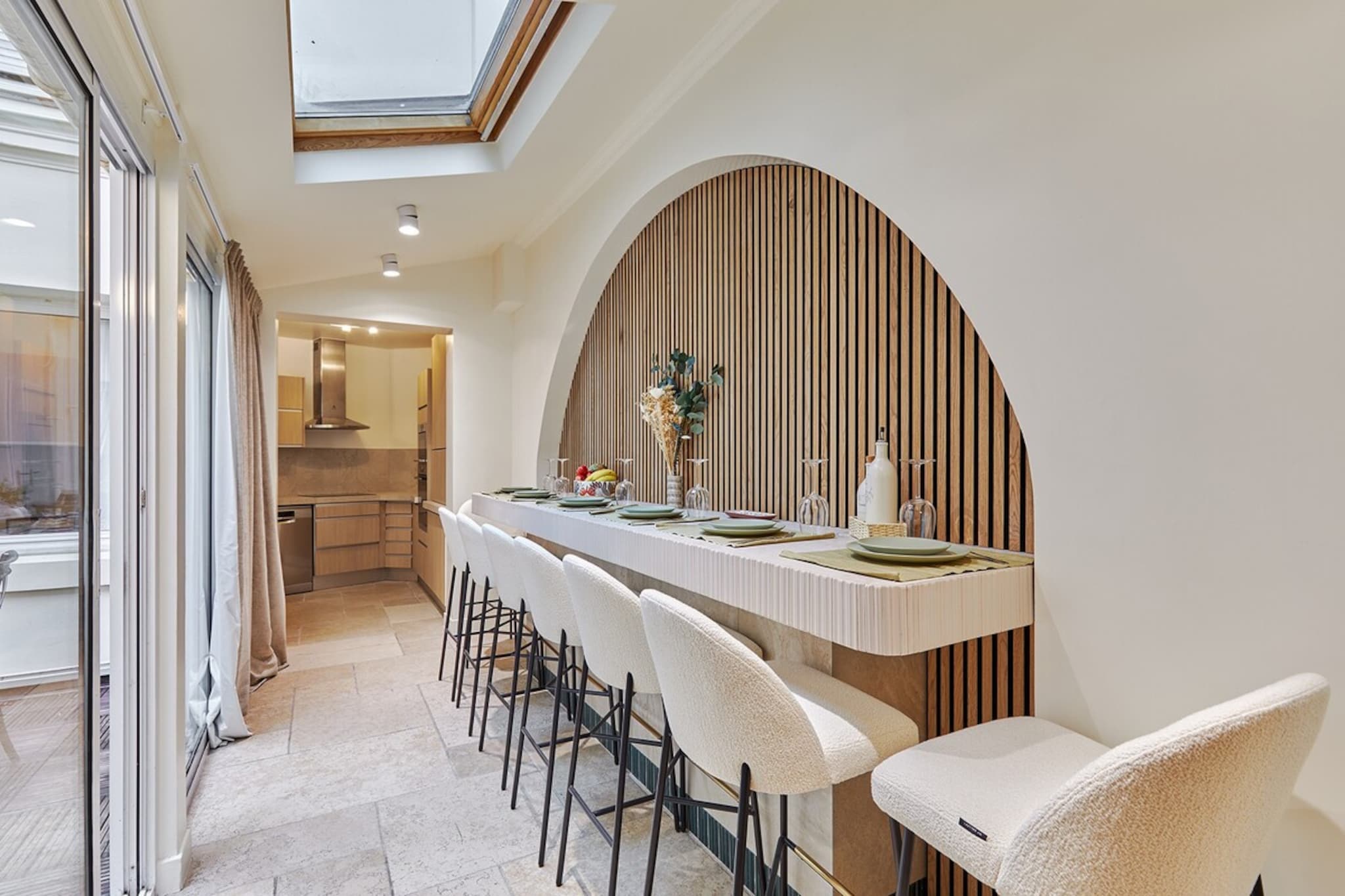 Discover our superb apartment with terrace in the heart of the 16th Arrondissement in the most secure district of Paris
Air-conditioned Completely renovated with 2 bedrooms and 2 bathrooms, located in the residential area of the 16th arrondissement, a few steps from the Place du TrocadÃ©ro and the Arc de Triomphe, as well as a 10-minute walk from the Champs-Ã‰lysÃ©es.