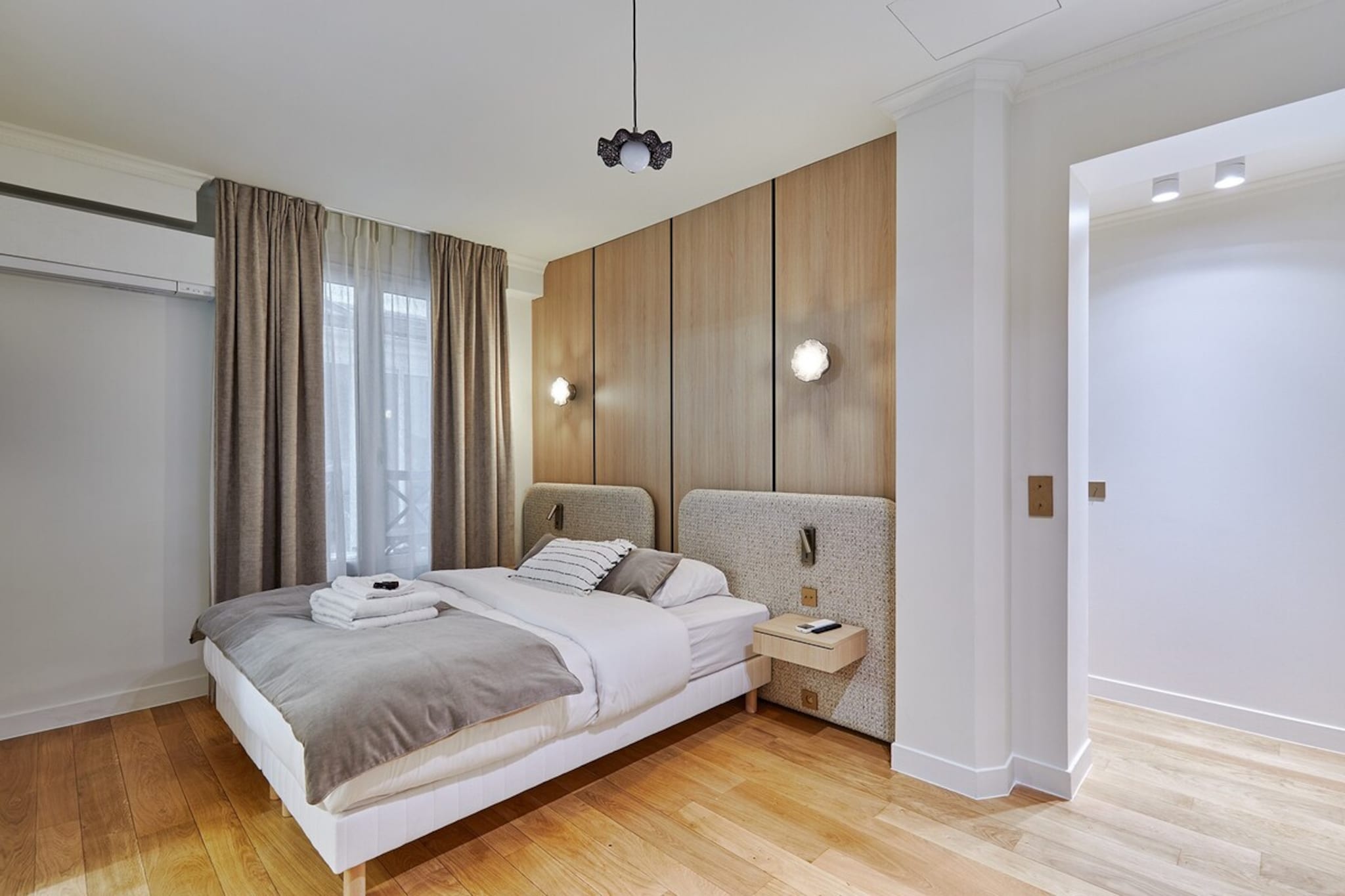 On the 1st floor: (Living room(double sofa bed, double sofa bed, TV), dining room(dining table), Kitchen(hob, toaster, coffee machine, oven, microwave, dishwasher, fridge, freezer, dishes and cutlery, Cooking basics, Baking sheet, Wine glasses), bedroom(Queen Bed), Bedroom with bathroom(shower, toilet, Queen Bed), bathroom(bath tub), toilet)\n\nBed Linen, Hot Water, Wardrobe, First Aid, tumble dryer, washing machine, balcony or terrace, heating, air conditioning, iron, hairdryer, crib(free), shampoo, body soap, Essentials, Dedicated workspace, Carbon monoxide detector, Cleaning products, Downtown