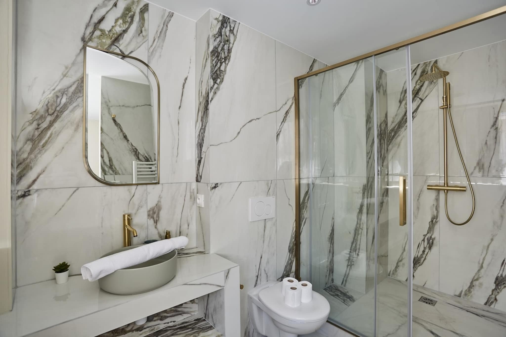 On the 1st floor: (Kitchen(hob, electric kettle, toaster, cooker, coffee machine, oven, microwave, dishwasher, fridge, freezer, dishes and cutlery, Cooking basics, Baking sheet, Coffee, Wine glasses), Living/diningroom(Internet access, double sofa bed, TV, dining table), bedroom(Queen Bed), Bedroom with bathroom(shower, washbasin, toilet, Towels incl., shampoo, Queen Bed), bathroom(shower, washbasin, Towels incl., shampoo))\n\nBed Linen, Hot Water, Wardrobe, First Aid, tumble dryer, washing machine, heating, air conditioning, iron, hairdryer, shampoo, Essentials, Dedicated workspace, Carbon monoxide detector, Coffee, Downtown, Shower gel