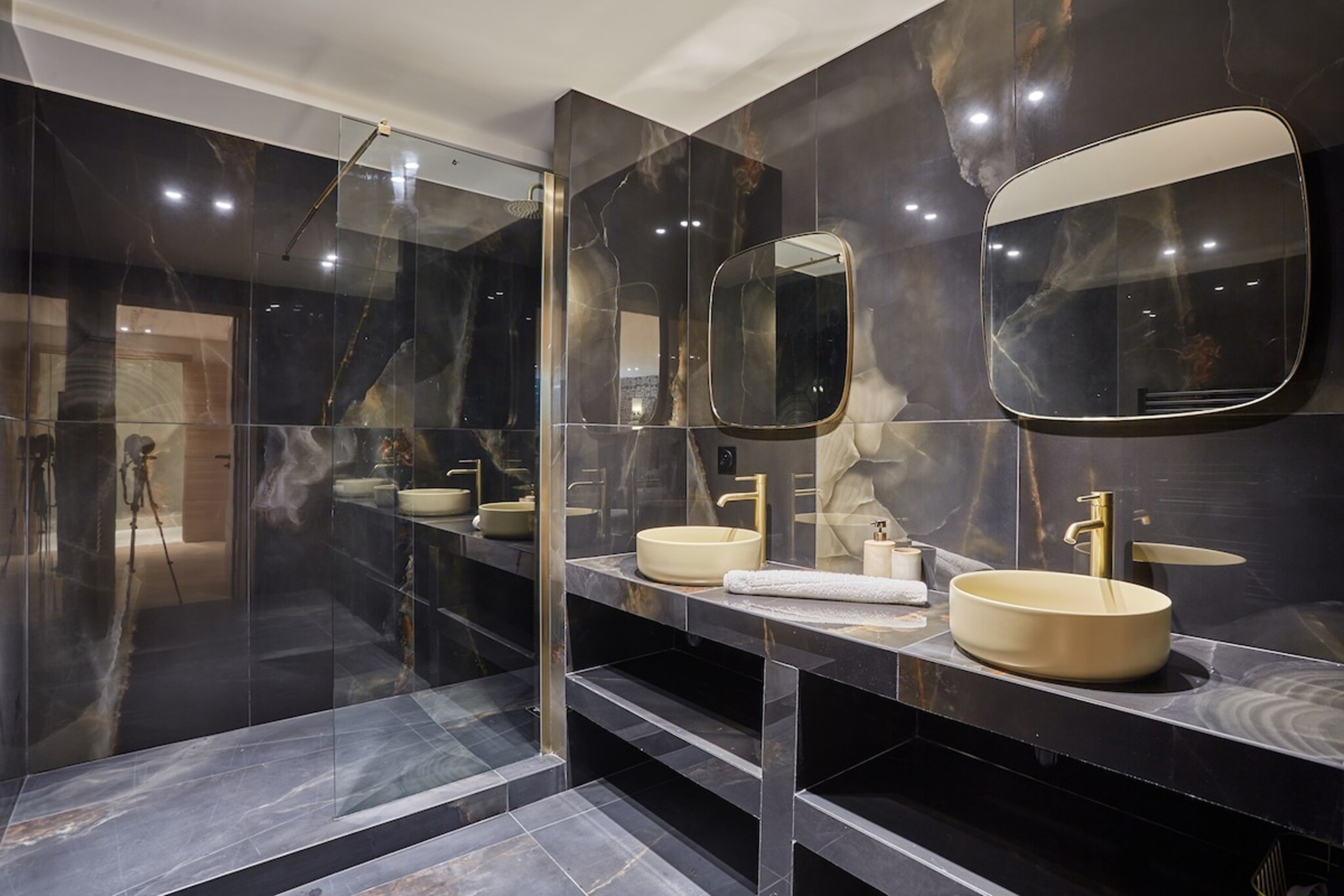 On the 1st floor: (Kitchen(hob, electric kettle, toaster, cooker, coffee machine, oven, microwave, dishwasher, freezer, dishes and cutlery, Cooking basics, Baking sheet, Coffee, Wine glasses), Living/diningroom(Internet access, double sofa bed, TV, dining table), bedroom(double bed), bedroom(double bed), bathroom(shower, washbasin, hairdryer, Towels incl., shampoo), bathroom(shower, washbasin, Towels incl., shampoo), toilet, toilet)\n\nBed Linen, Elevator, Hot Water, Wardrobe, First Aid, TV, dining table, stove, electric kettle, toaster, coffee machine, oven, microwave, dishwasher, fridge, freezer, tumble dryer, washing machine, heating, air conditioning, iron, hairdryer, shampoo, Essentials, dishes and cutlery, Dedicated workspace, Cooking basics, Baking sheet, Carbon monoxide detector, Coffee, Downtown, Shower gel, Wine glasses